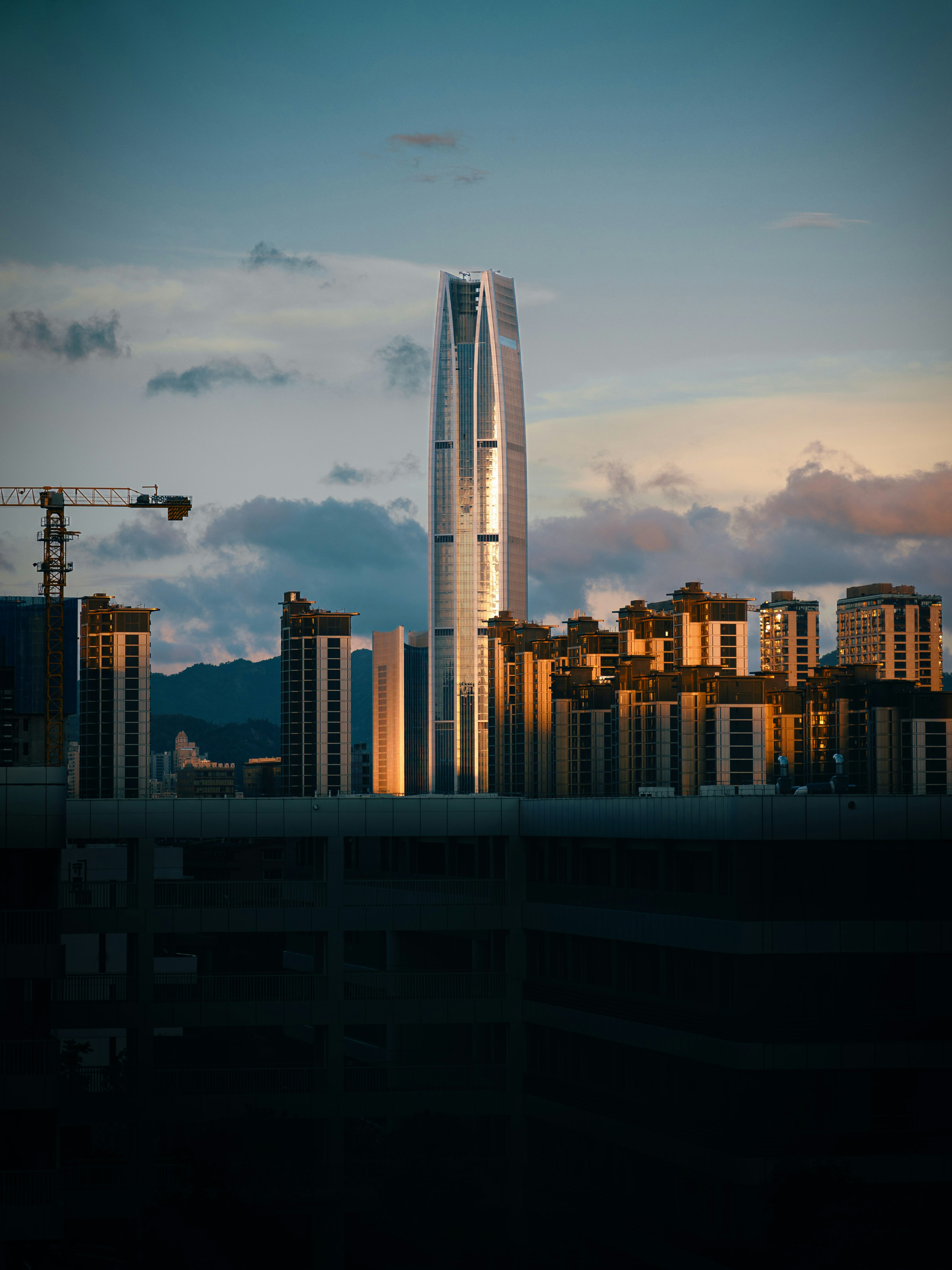 Arranha-céus modernos iluminados pela luz solar da hora dourada.