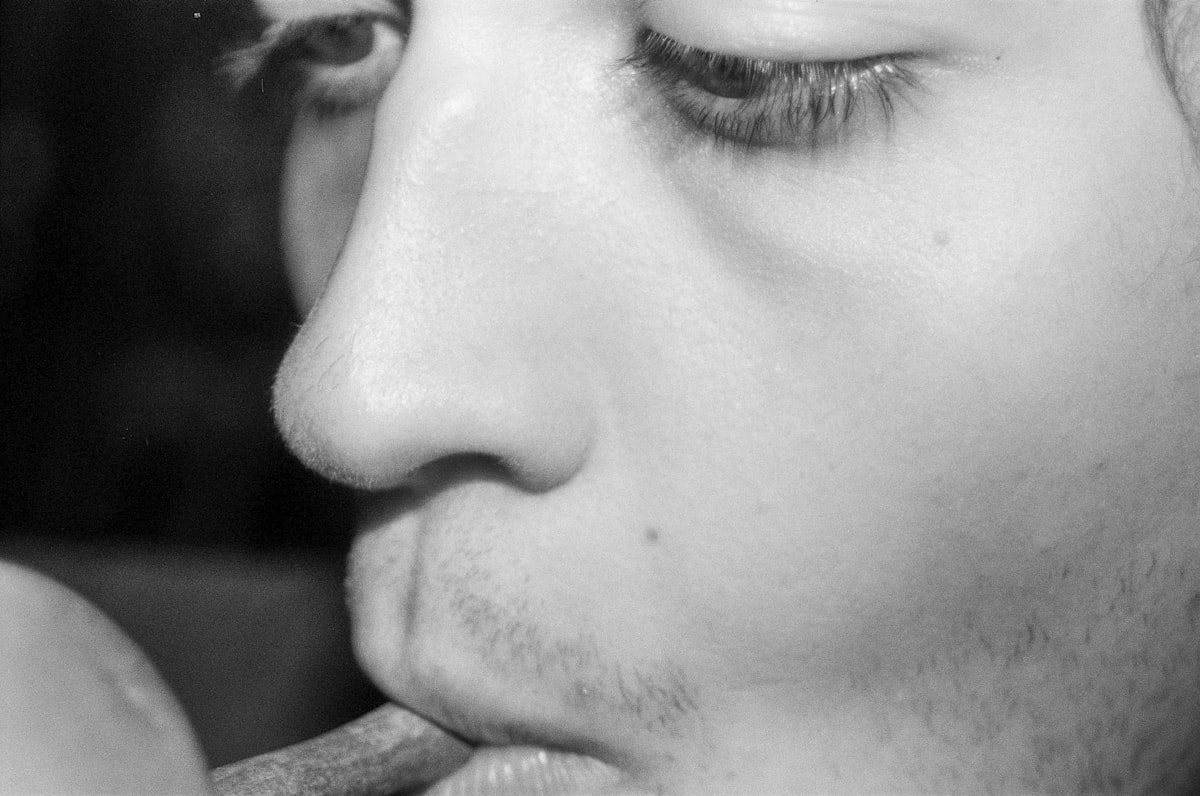 Що означає сверблячка в носі: народні прикмети та пояснення