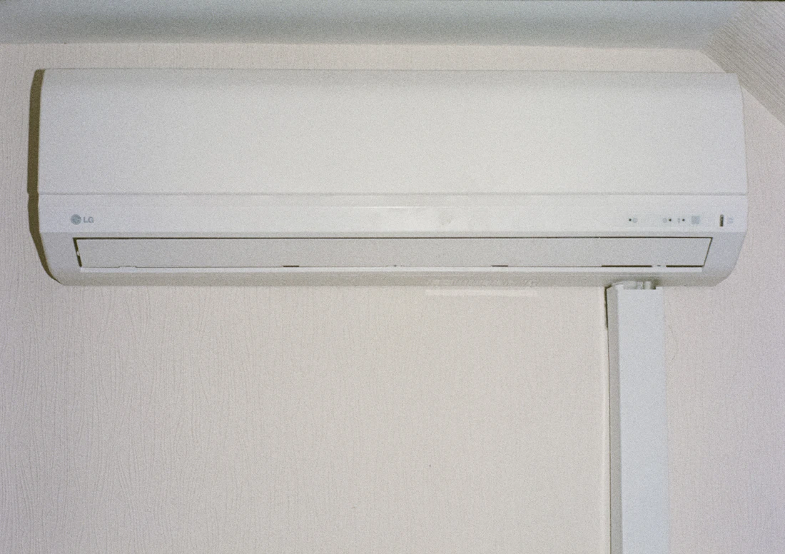 Climatisation murale de type split installée dans une pièce