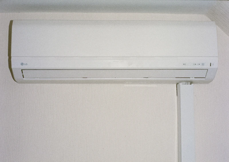 Wall-mounted air conditioning and thermostat unit