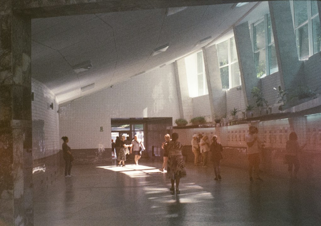 صداقات الأهالي عند بوابة المدرسة: كيف تتحوّل الدقائق الصباحية إلى صداقة حقيقية