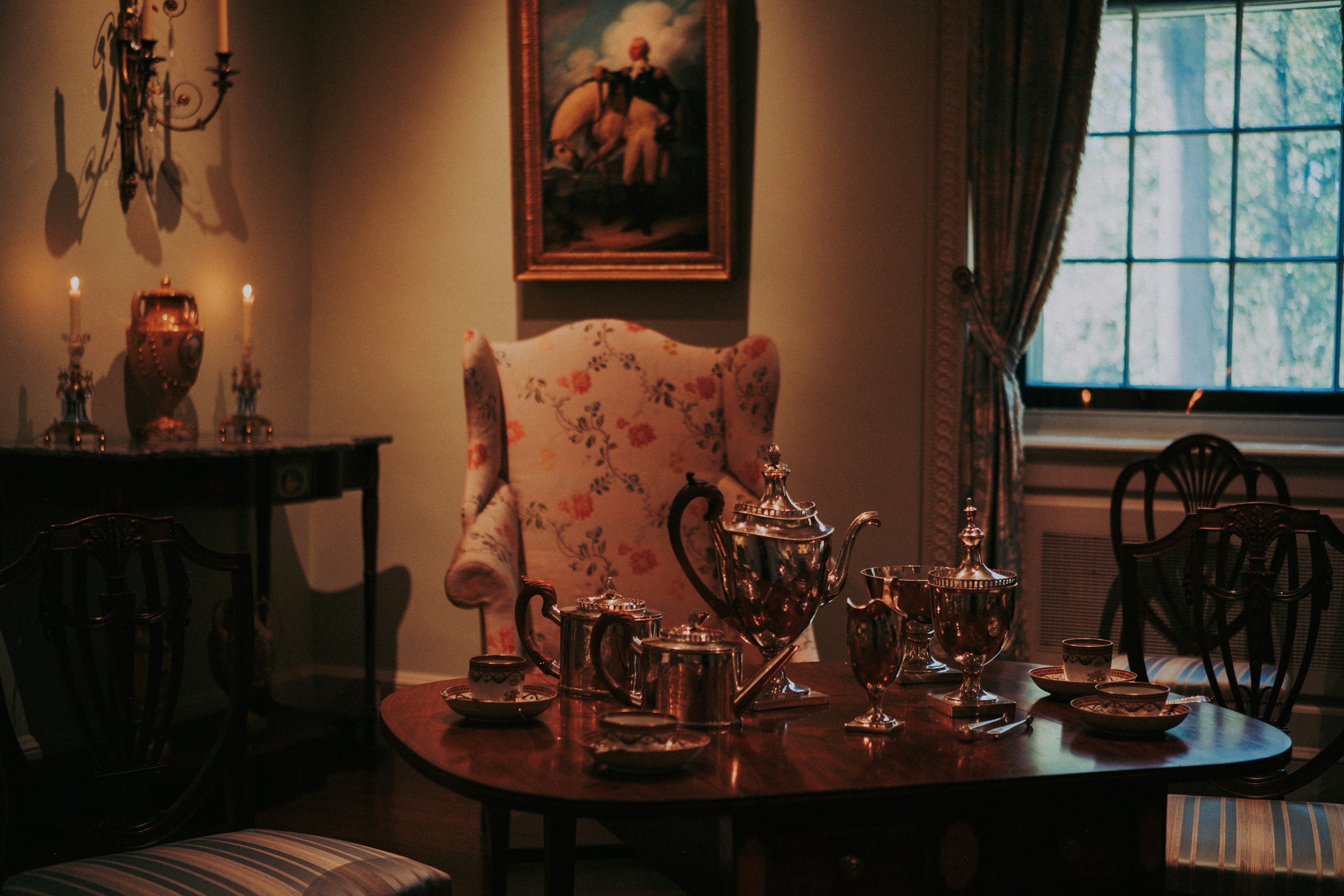 Un ambiente formale da pranzo con antico set da tè.
