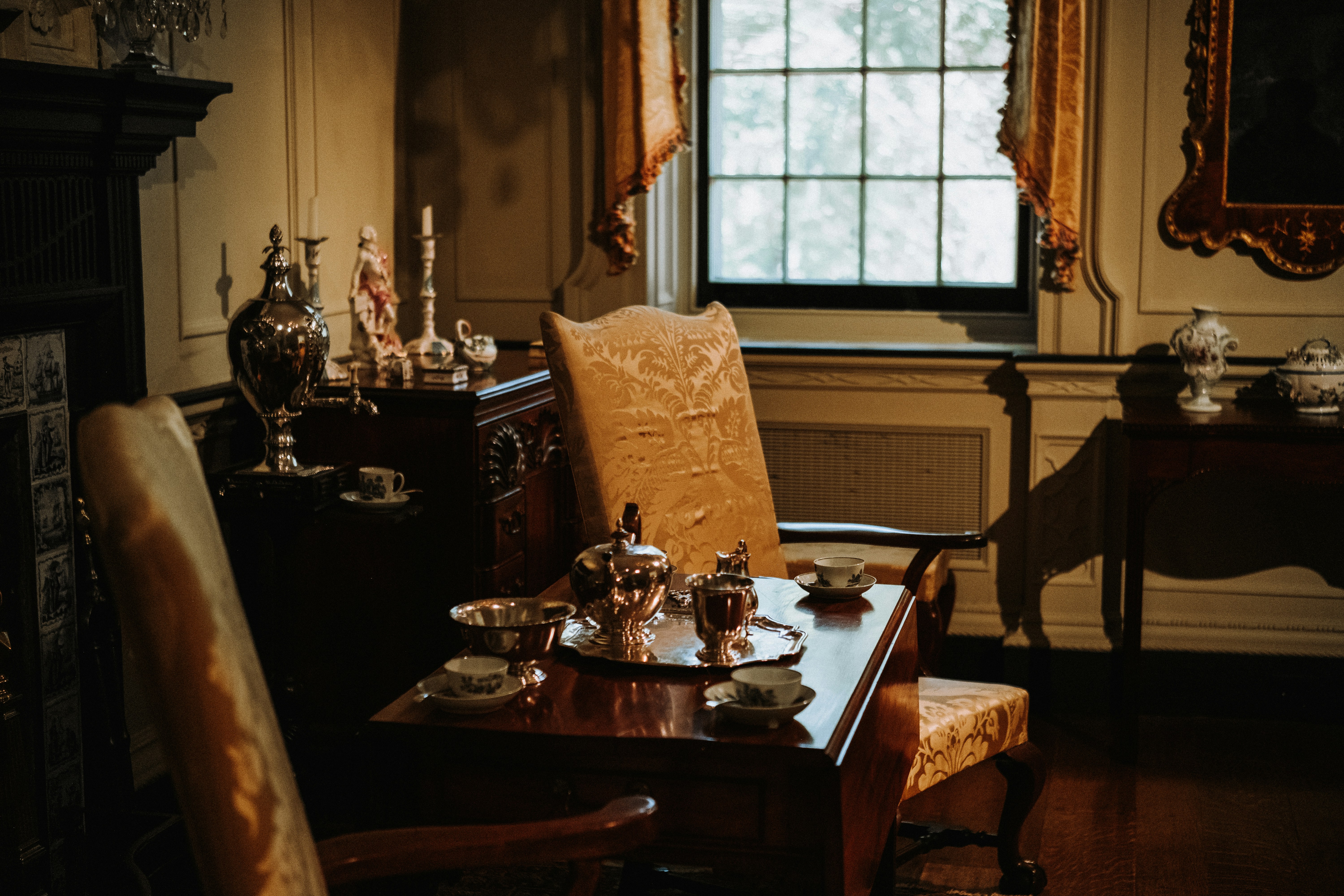 華やかな椅子とティーセットを備えたアンティークダイニングルーム