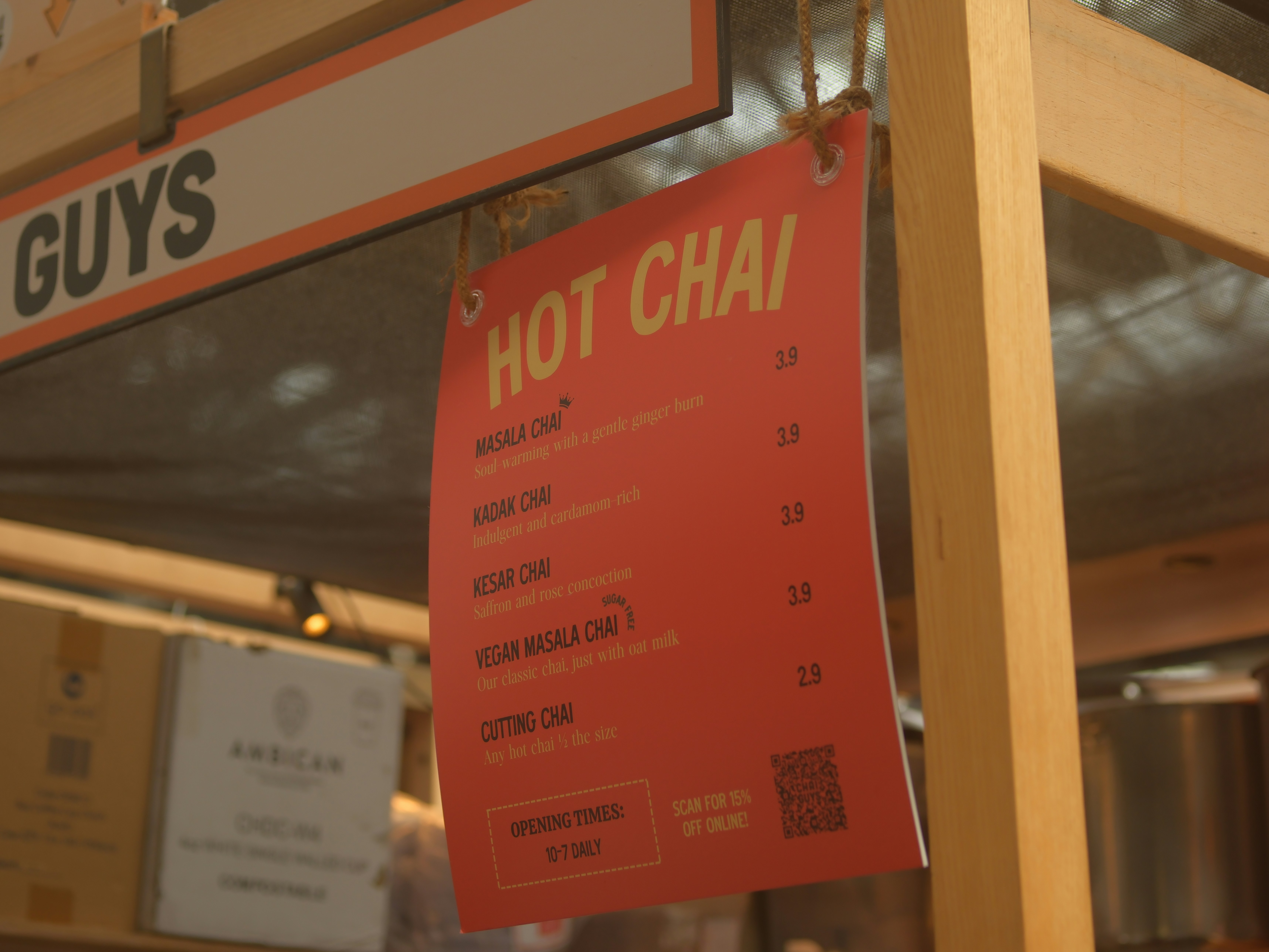 Un cartello rosso che pubblicizza bevande calde al chai