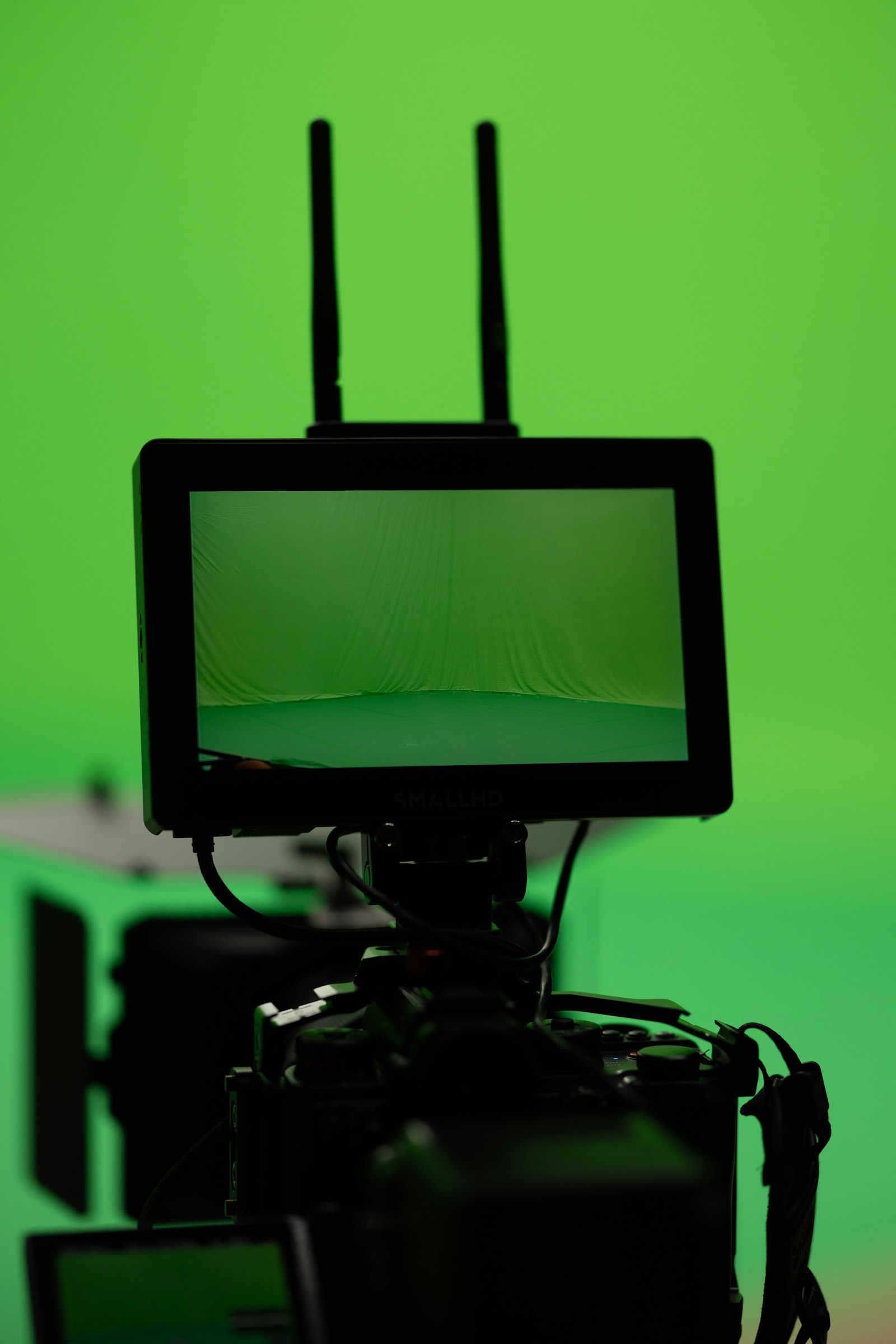 Monitor kamery z podglądem green screena na planie filmowym