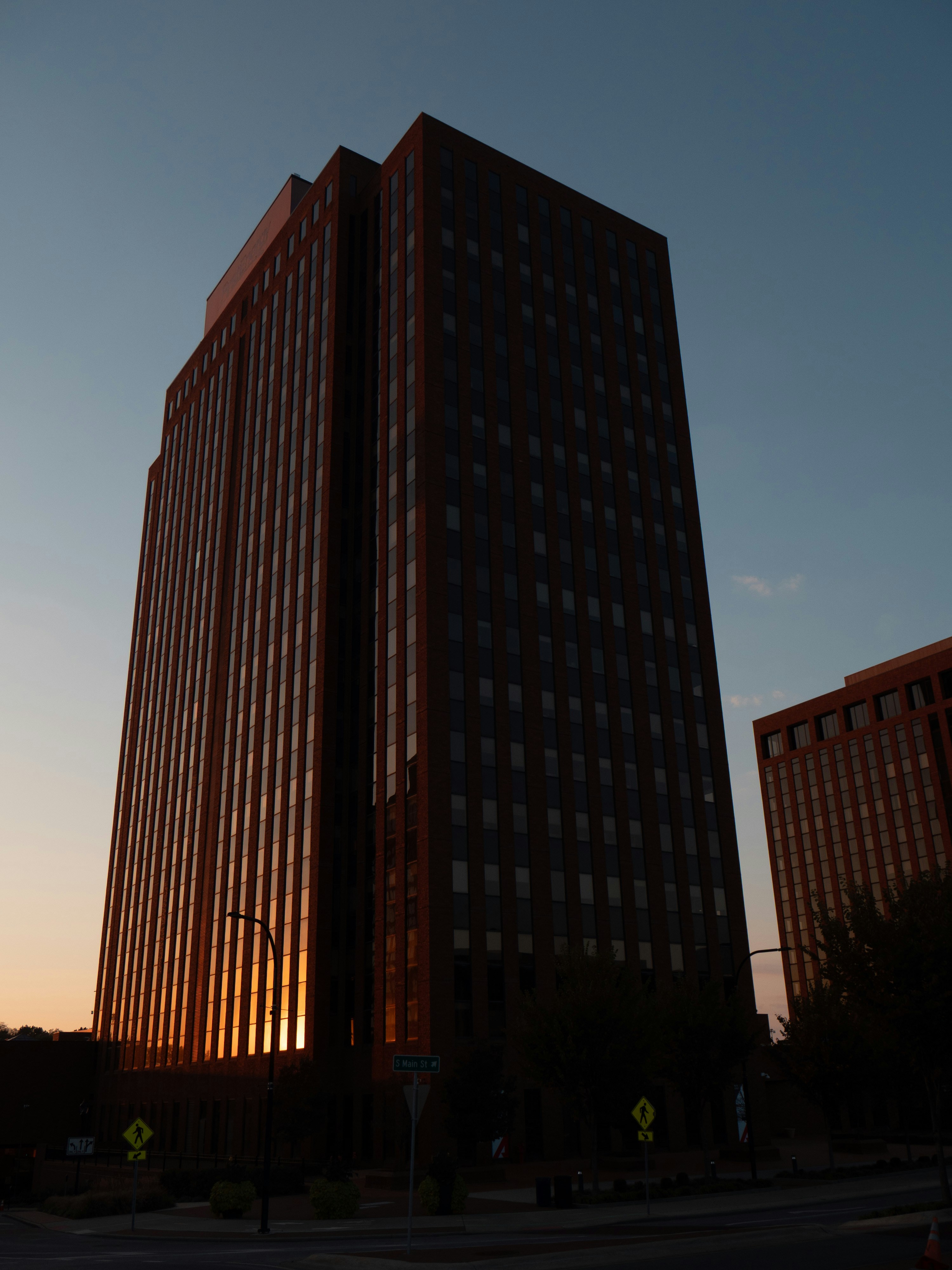 Edificio de oficinas alto al atardecer con cielo despejado.