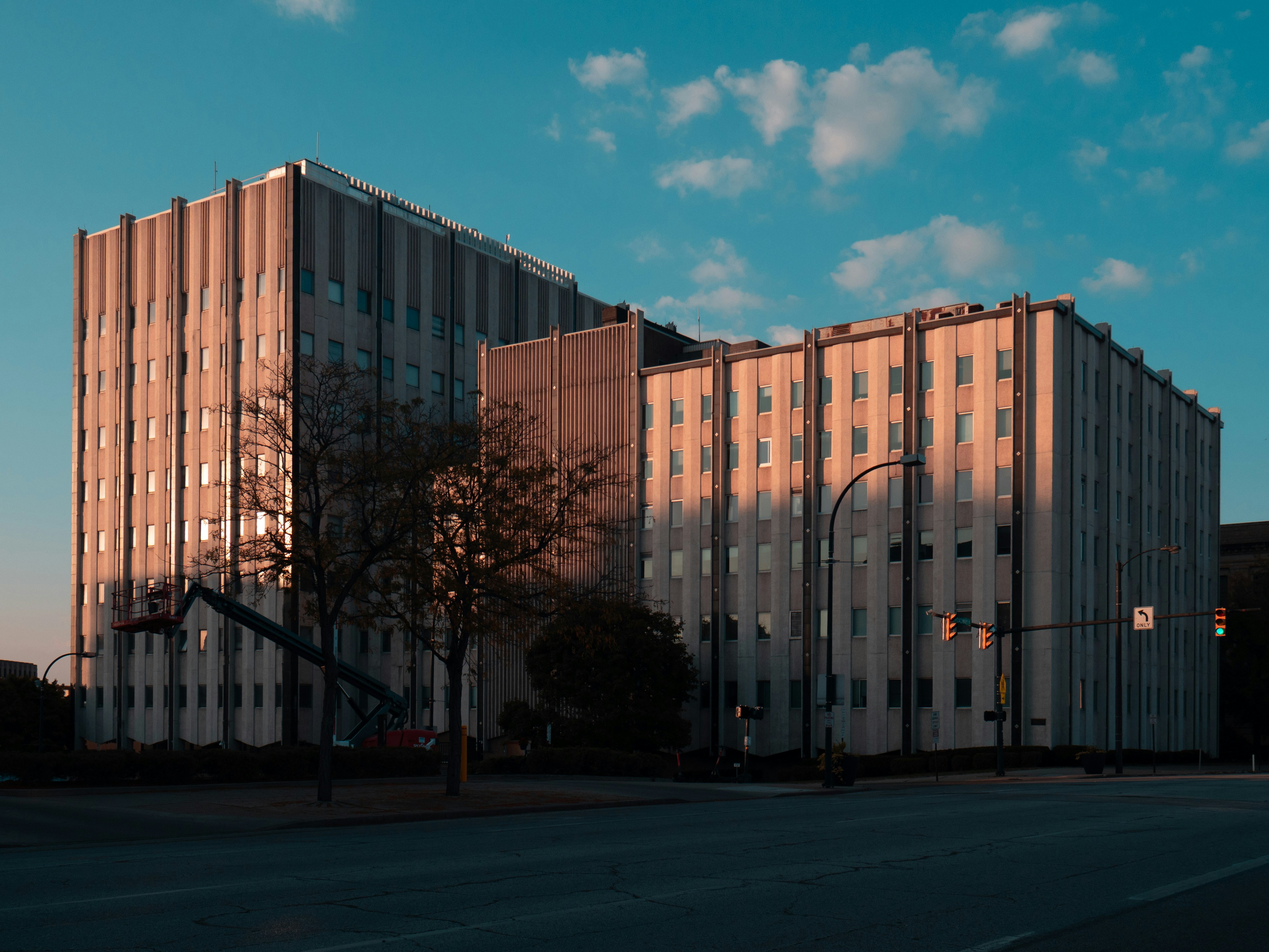 Gran edificio brutalista bañado por la cálida luz del atardecer.