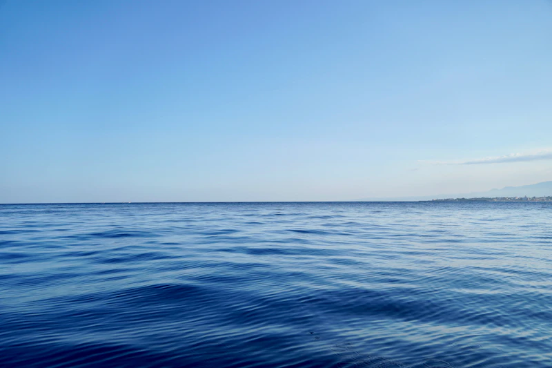 澄み渡る青い海と空——深い海の青は自分の内面へ静かに意識を向けさせる