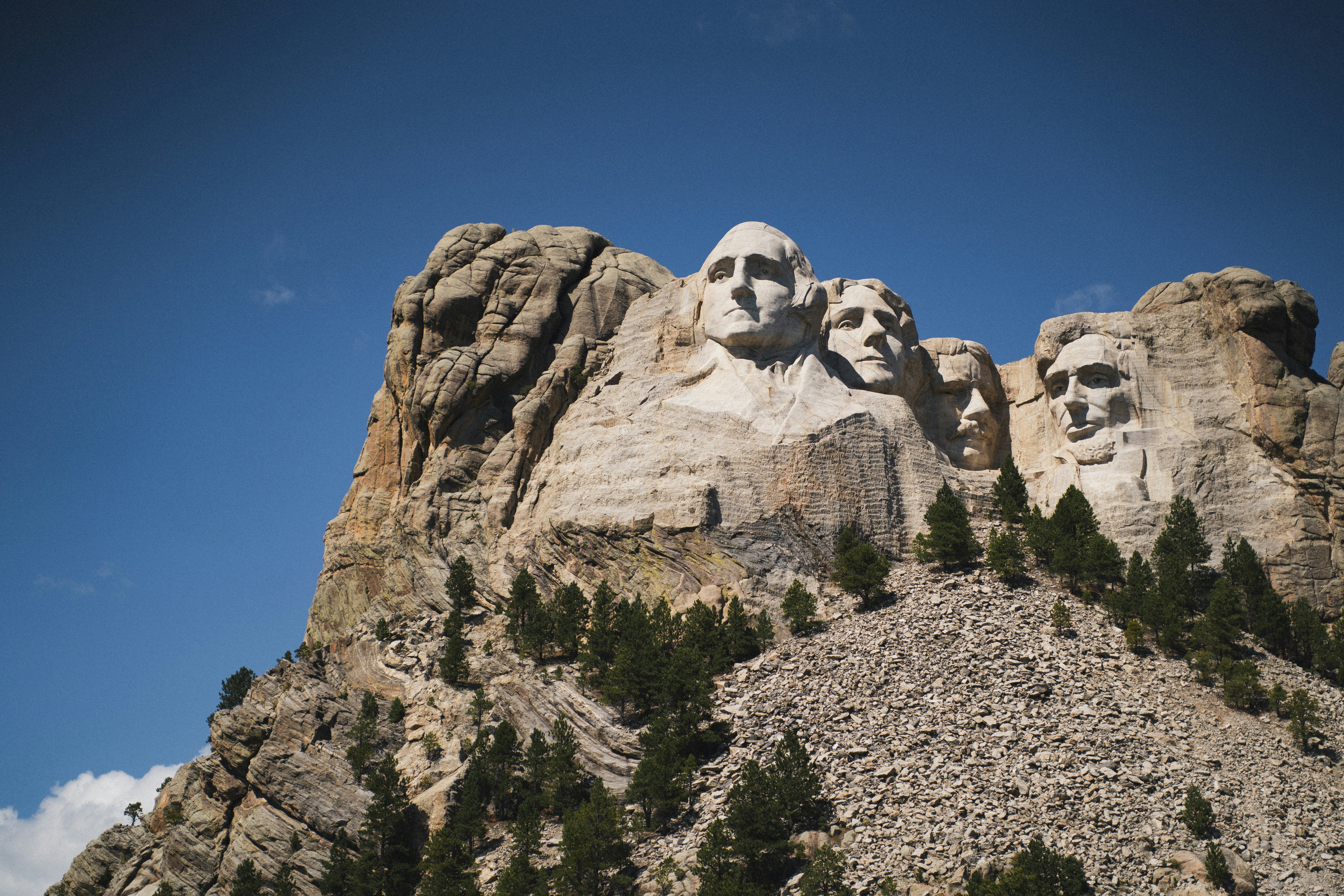 Mount Rushmore National Memorial mit eingemeißelten Gesichtern der Präsidenten