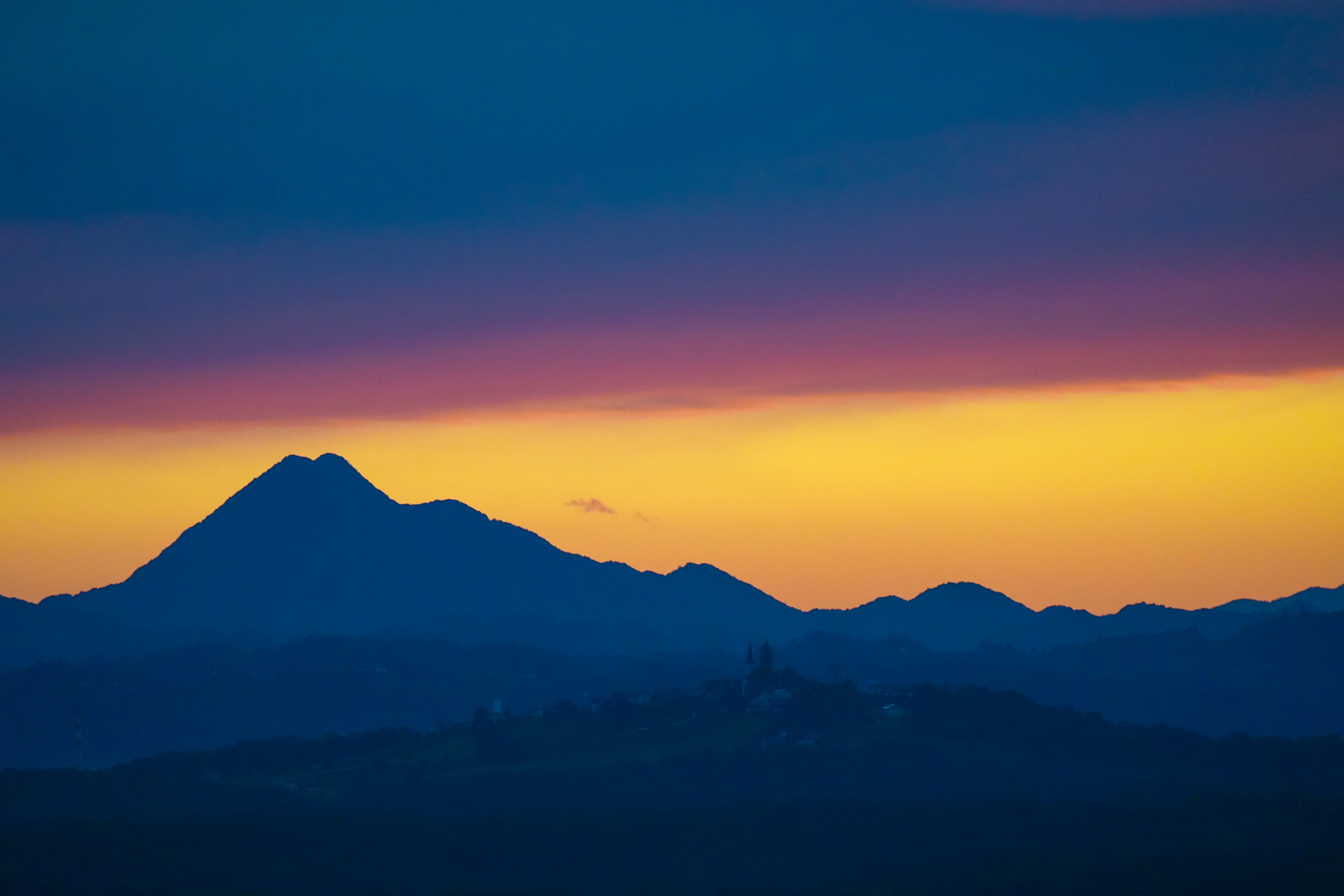 夕焼けの山脈の写真 – Unsplashの日の出の無料画像