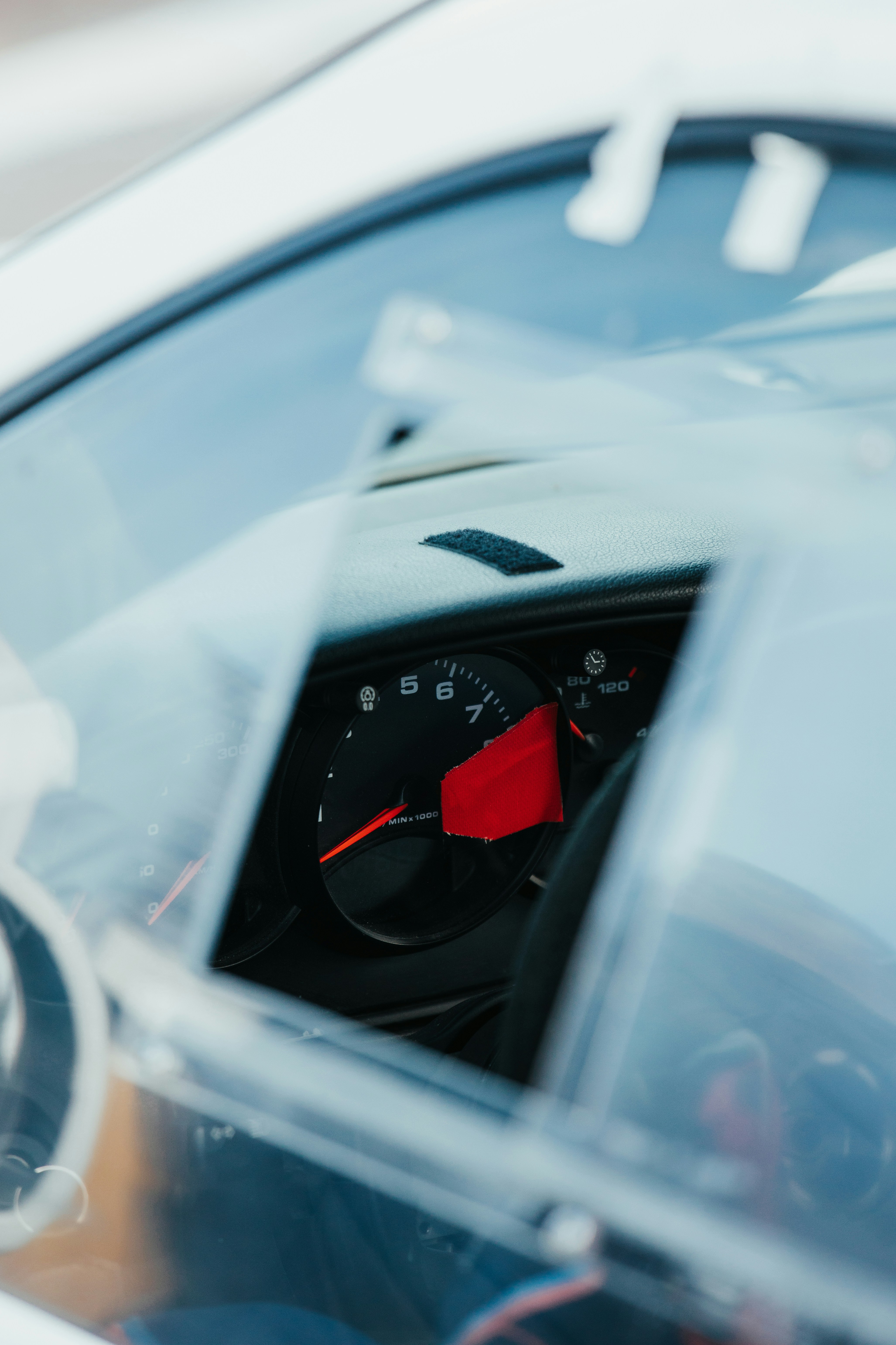 Nahaufnahme des Drehzahlmessers eines Autos mit roter Markierung
