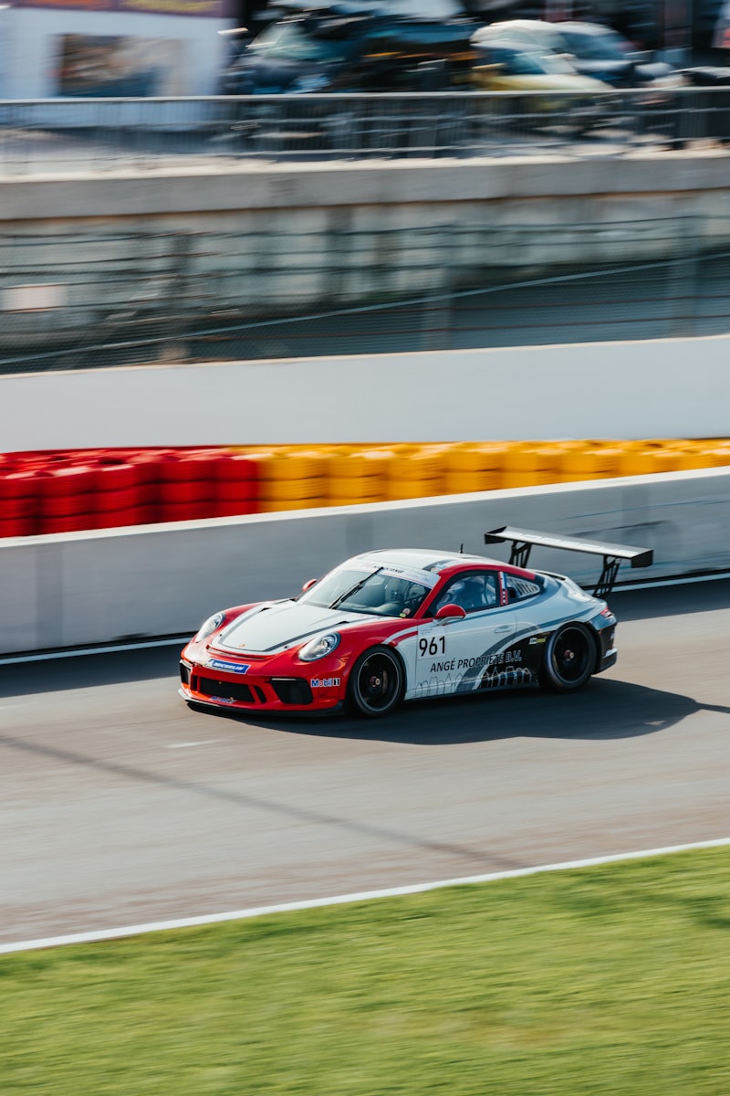 Sportwagen auf Rennstrecke