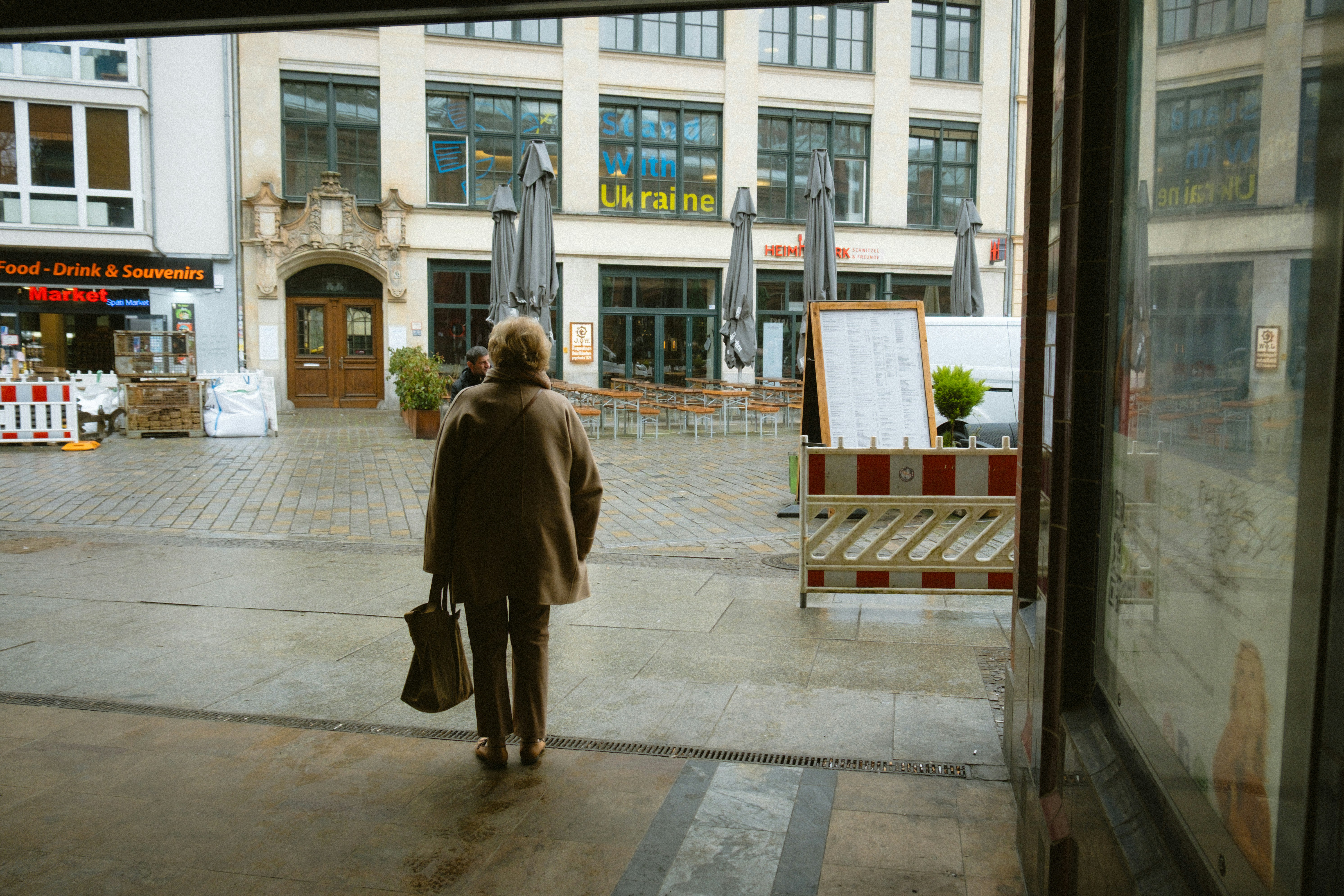Mujer entra en una plaza europea.