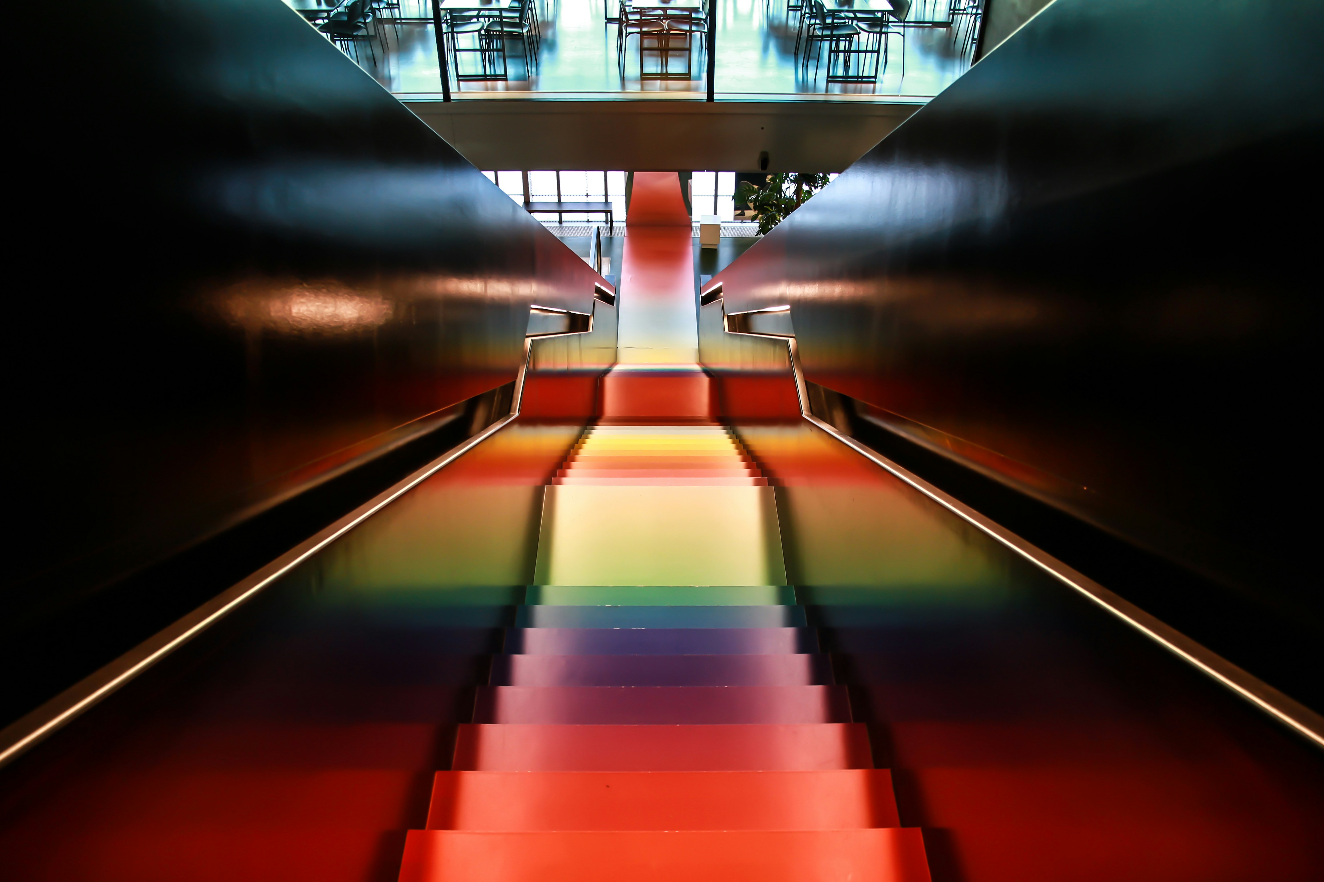 Scala moderna illuminata con i colori dell'arcobaleno