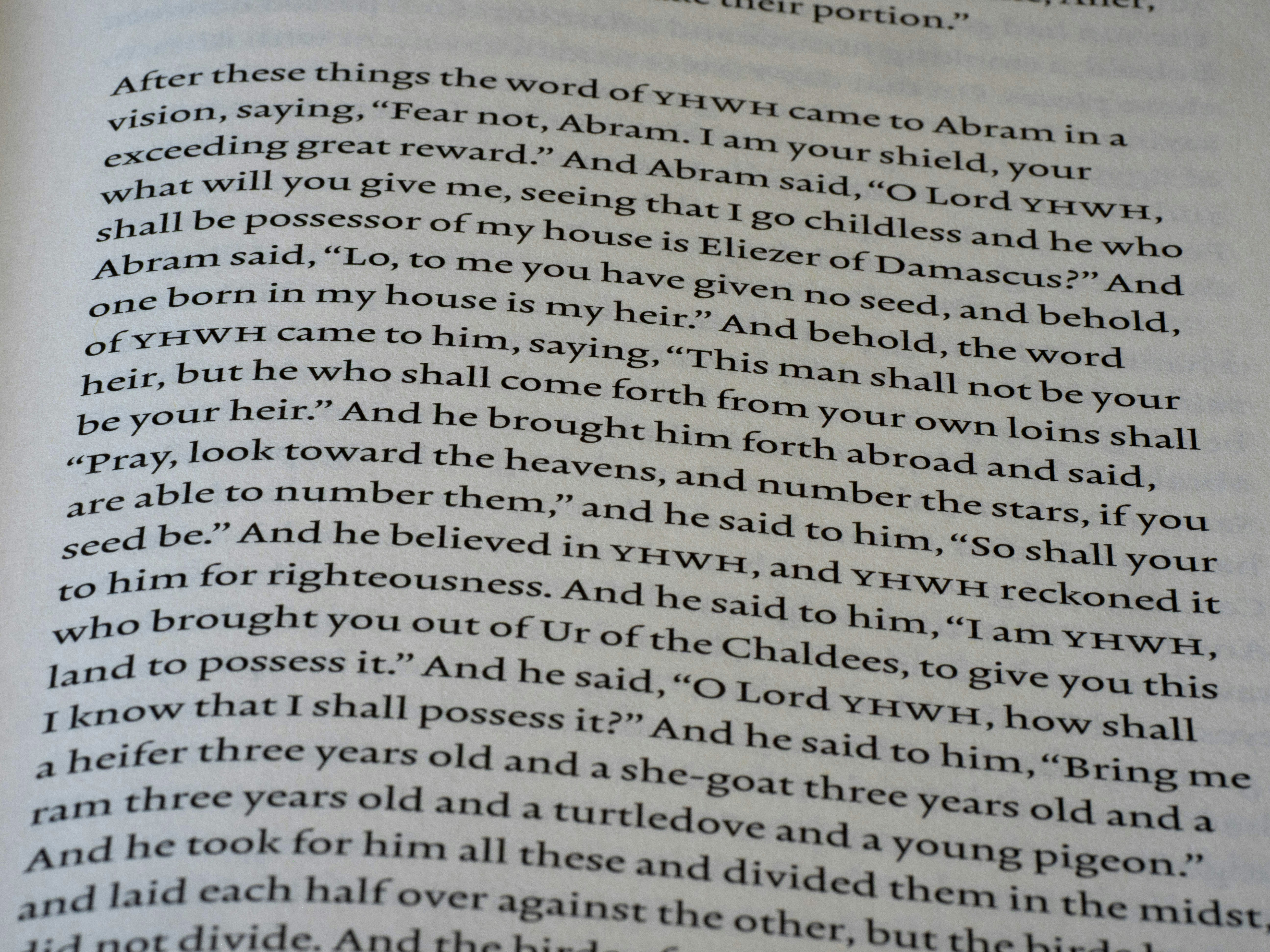 Nahaufnahme eines aufgeschlagenen Buches mit religiösem Text.