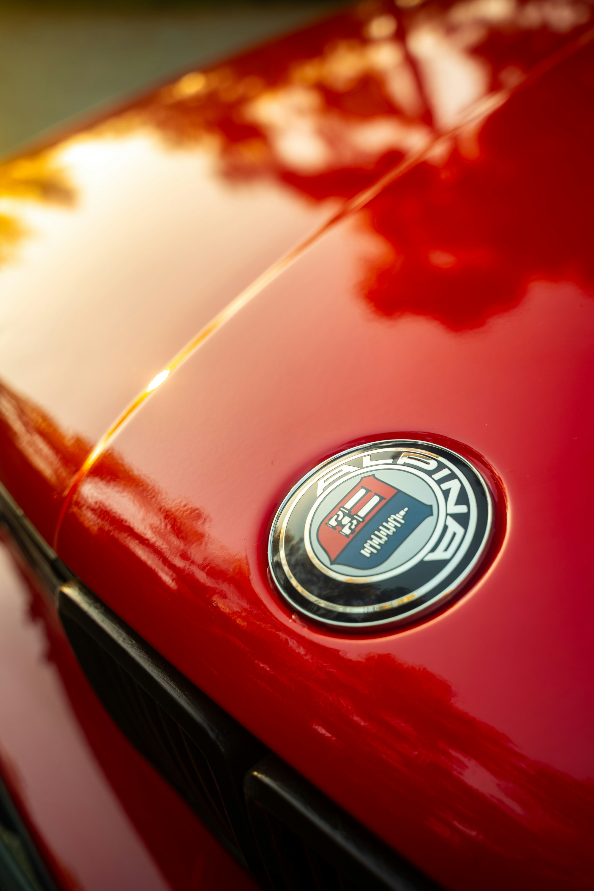 Nahaufnahme des Emblems eines roten Autos