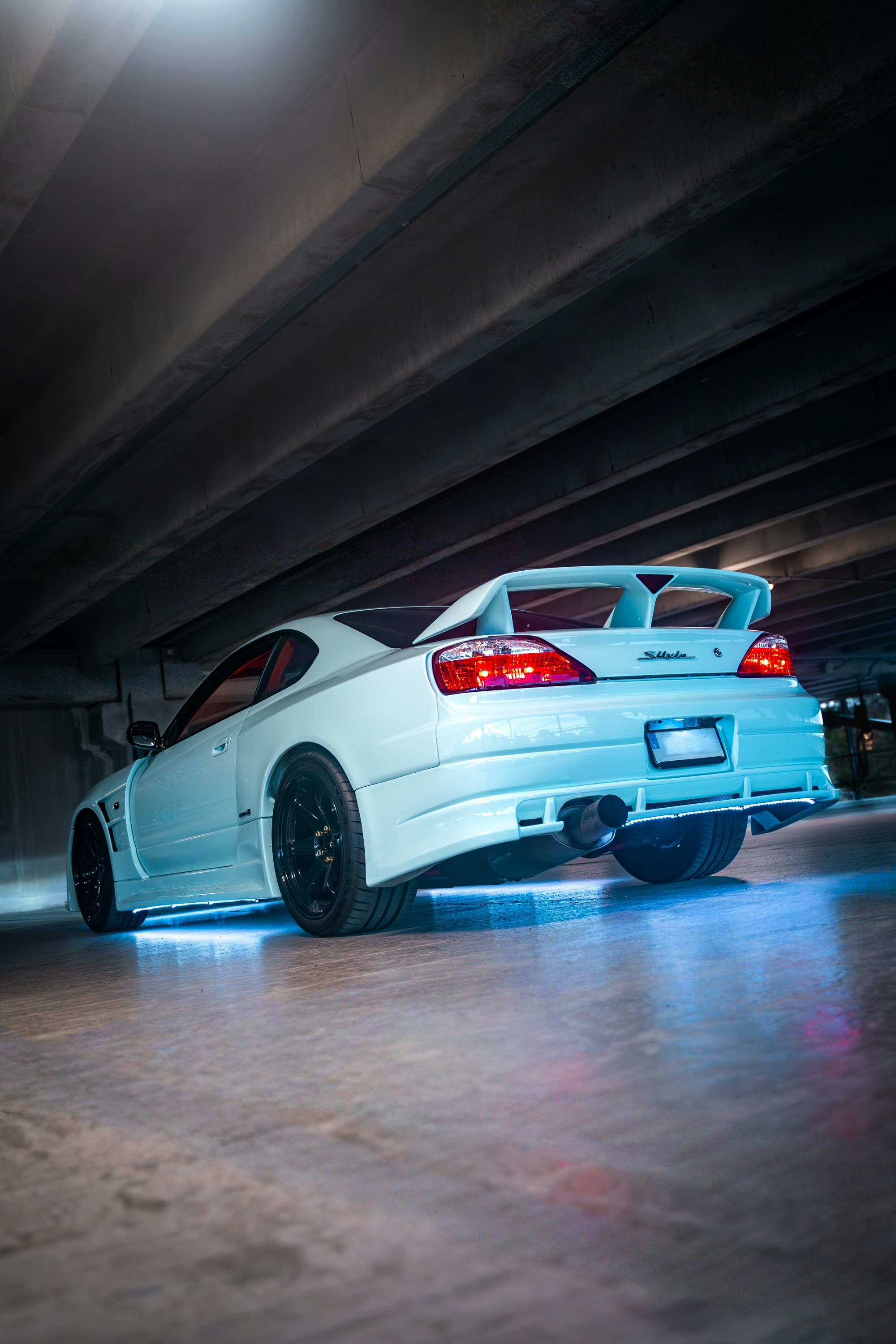 Weißer Sportwagen mit blauer Unterleuchtung