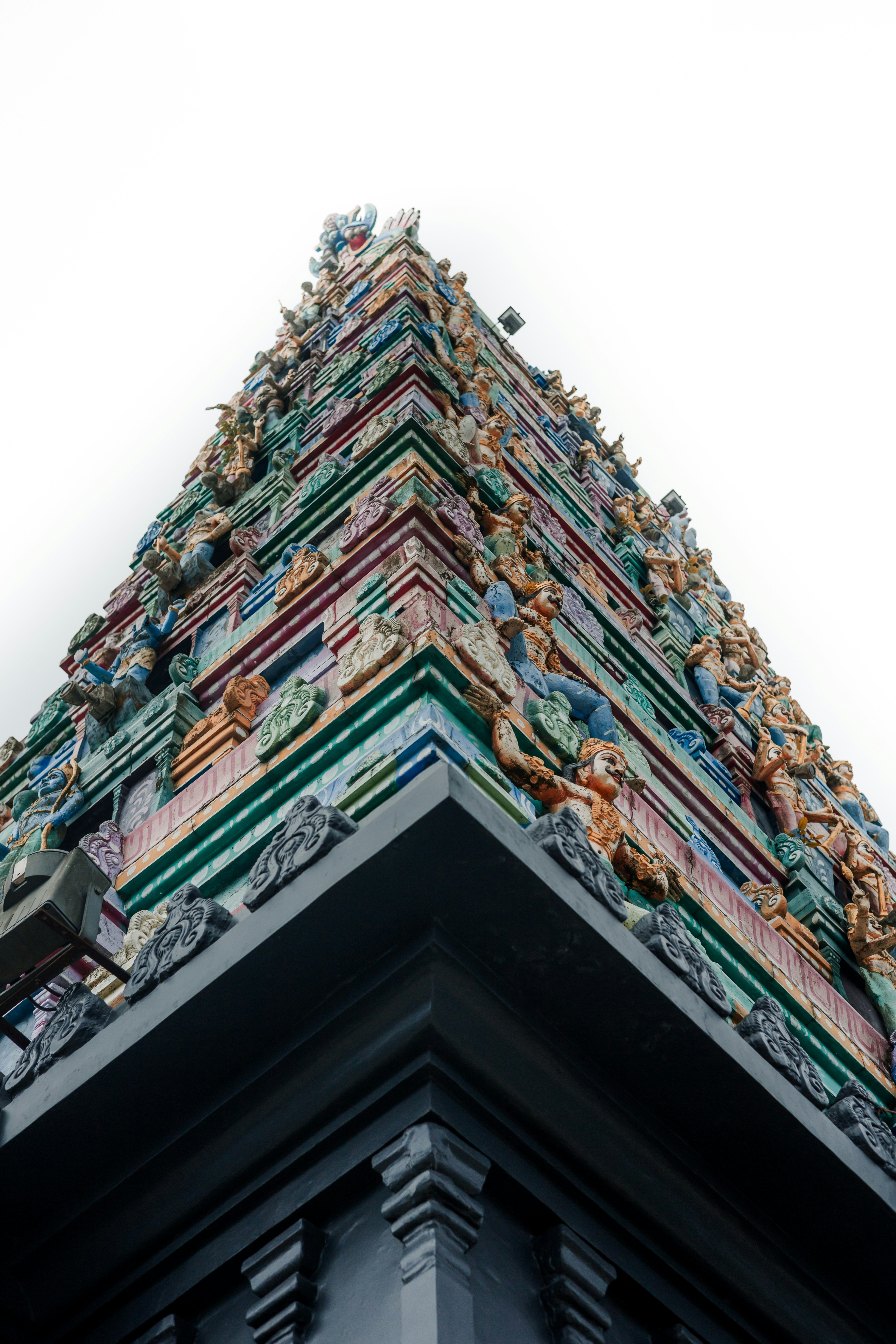 Torre del tempio indù decorata con sculture colorate