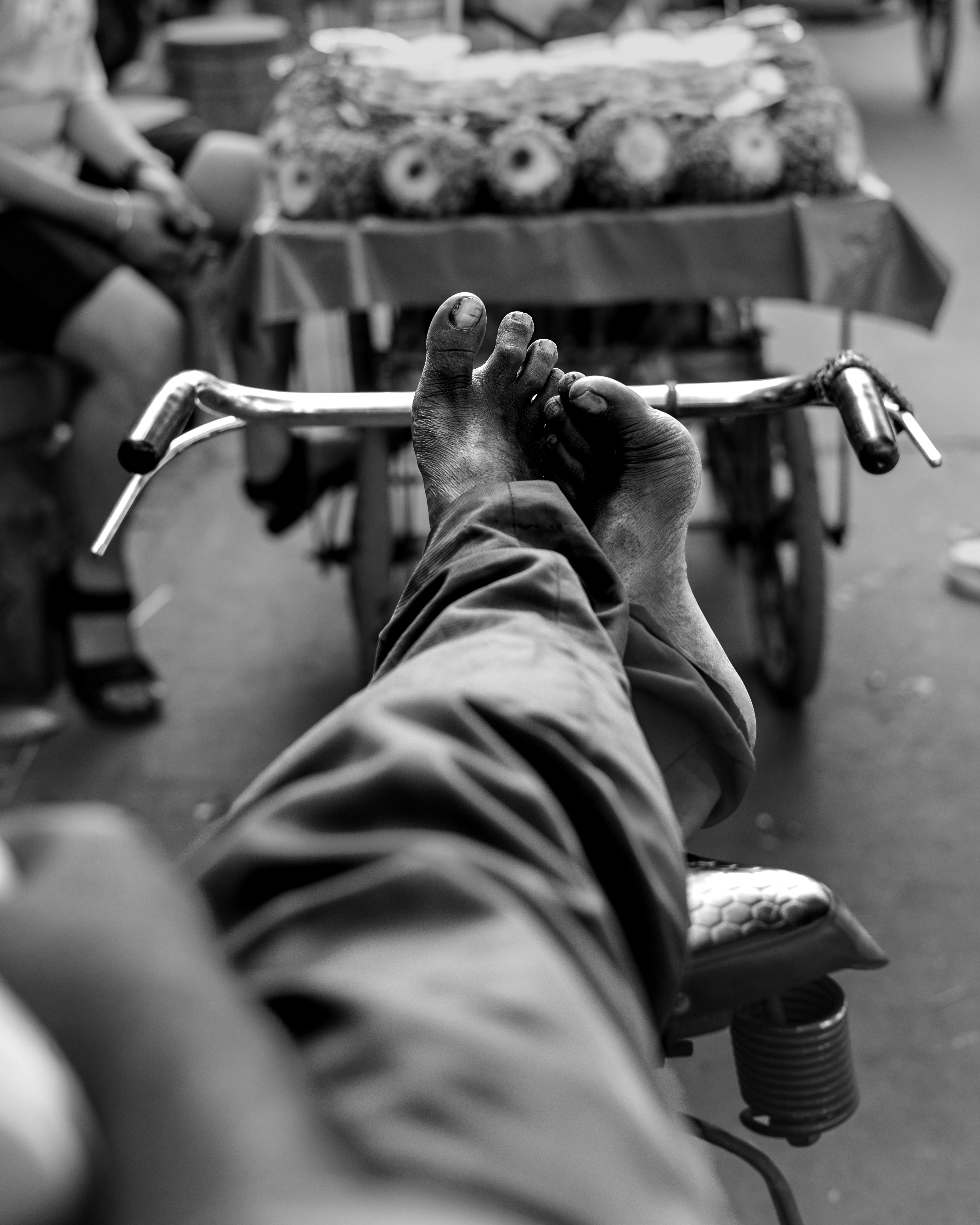 Kaki beristirahat di atas sepeda dengan gerobak buah