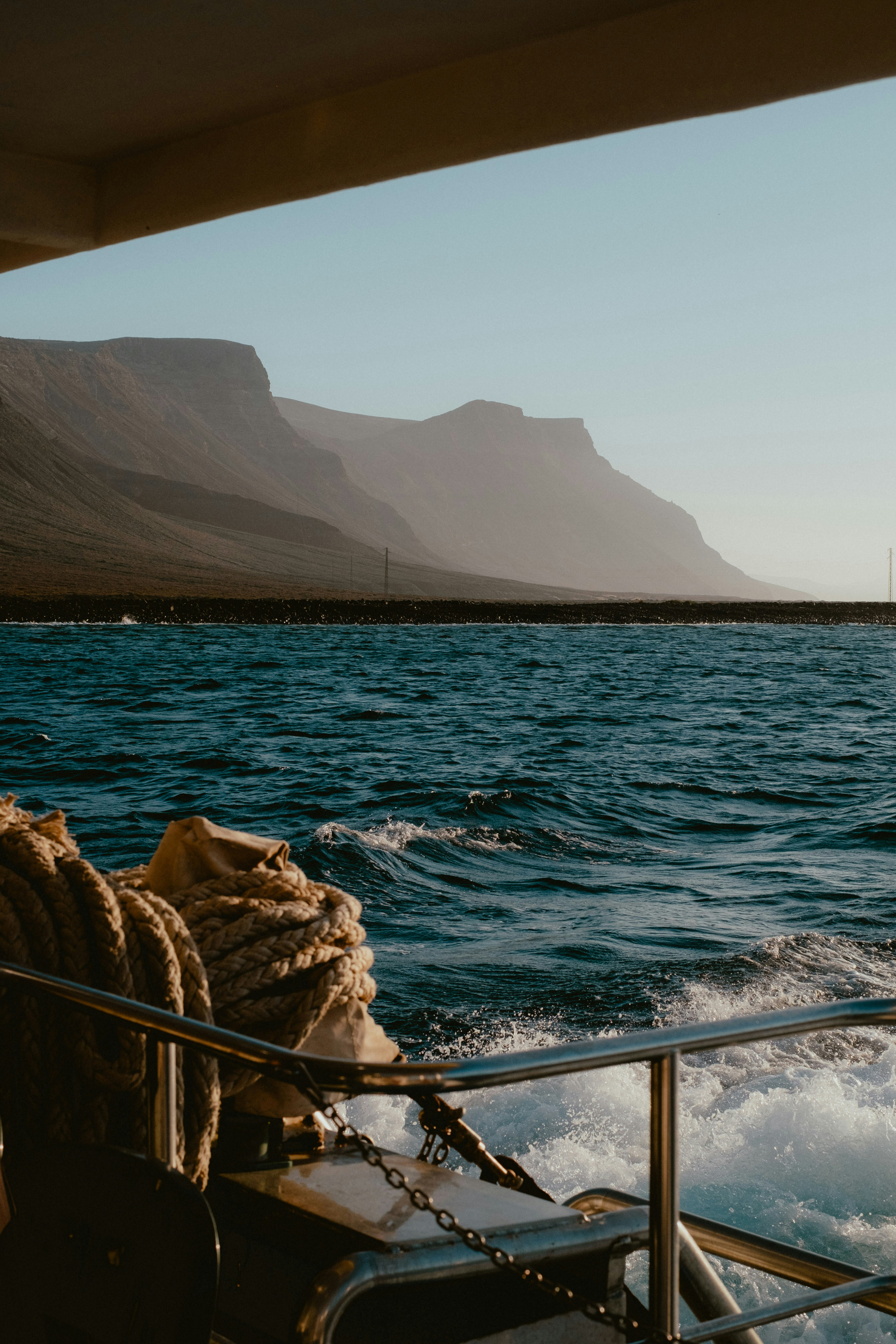 Navegando pelas montanhas em um dia ensolarado
