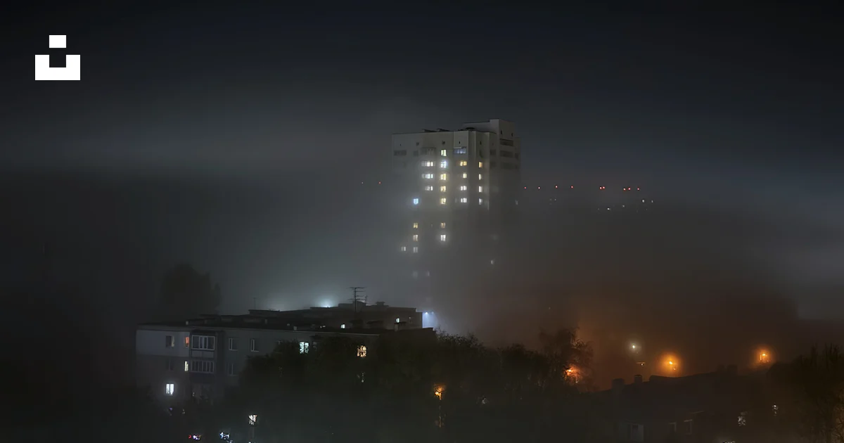 夜になると濃い霧の中から街の建物が現れます。の写真 – Unsplashの夜の無料画像
