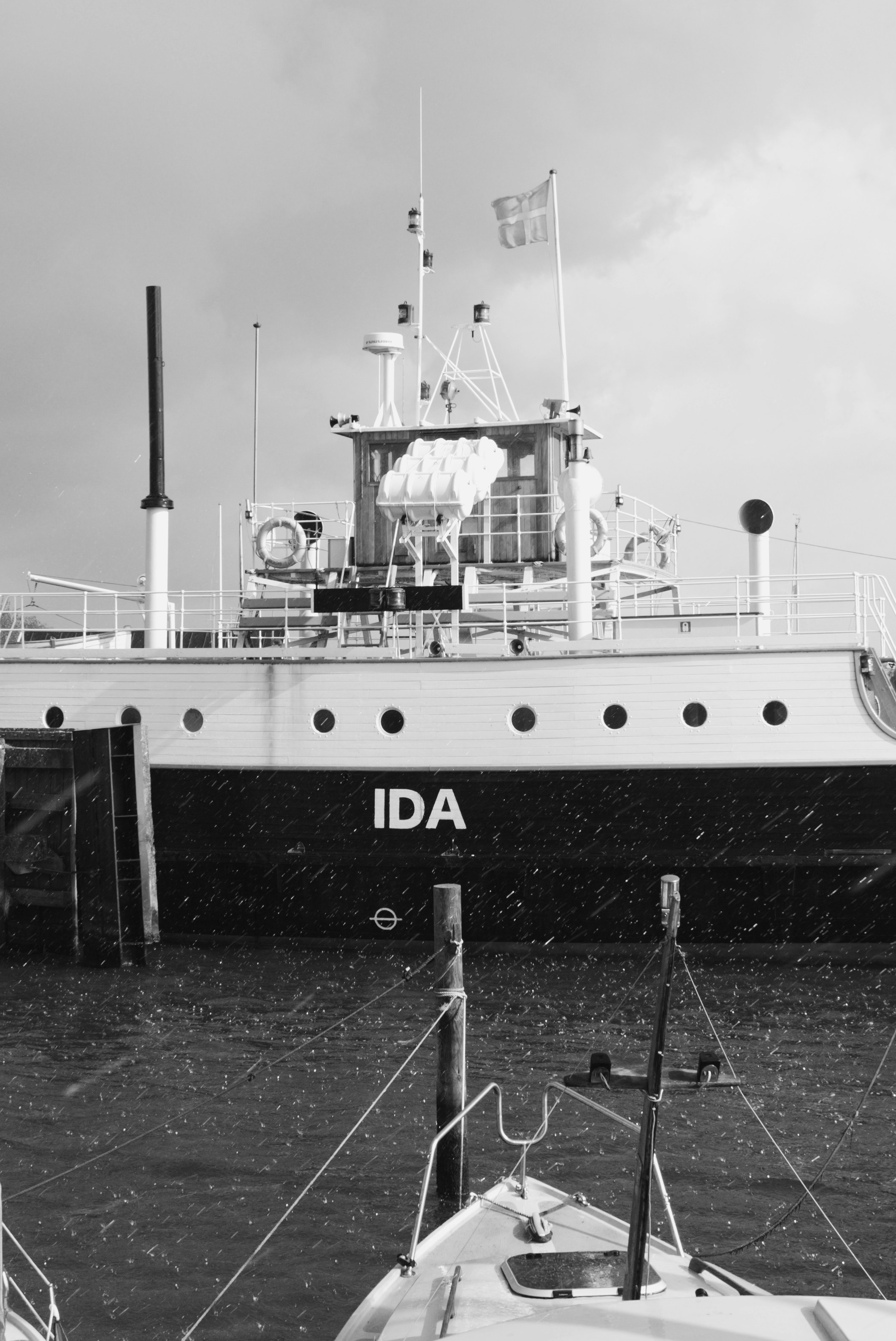 Ein großes Schiff namens Ida legte in einem Hafen an.