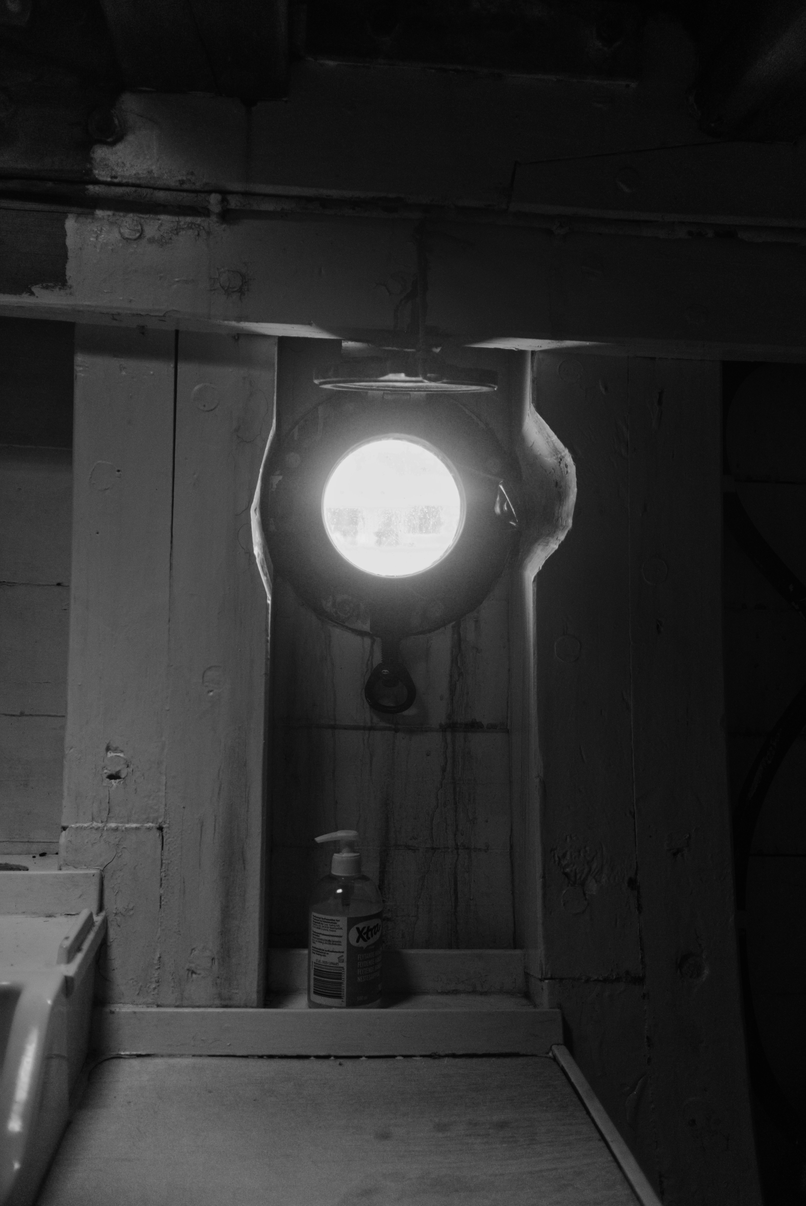 Ein helles Licht scheint von einer kreisförmigen Leuchte.