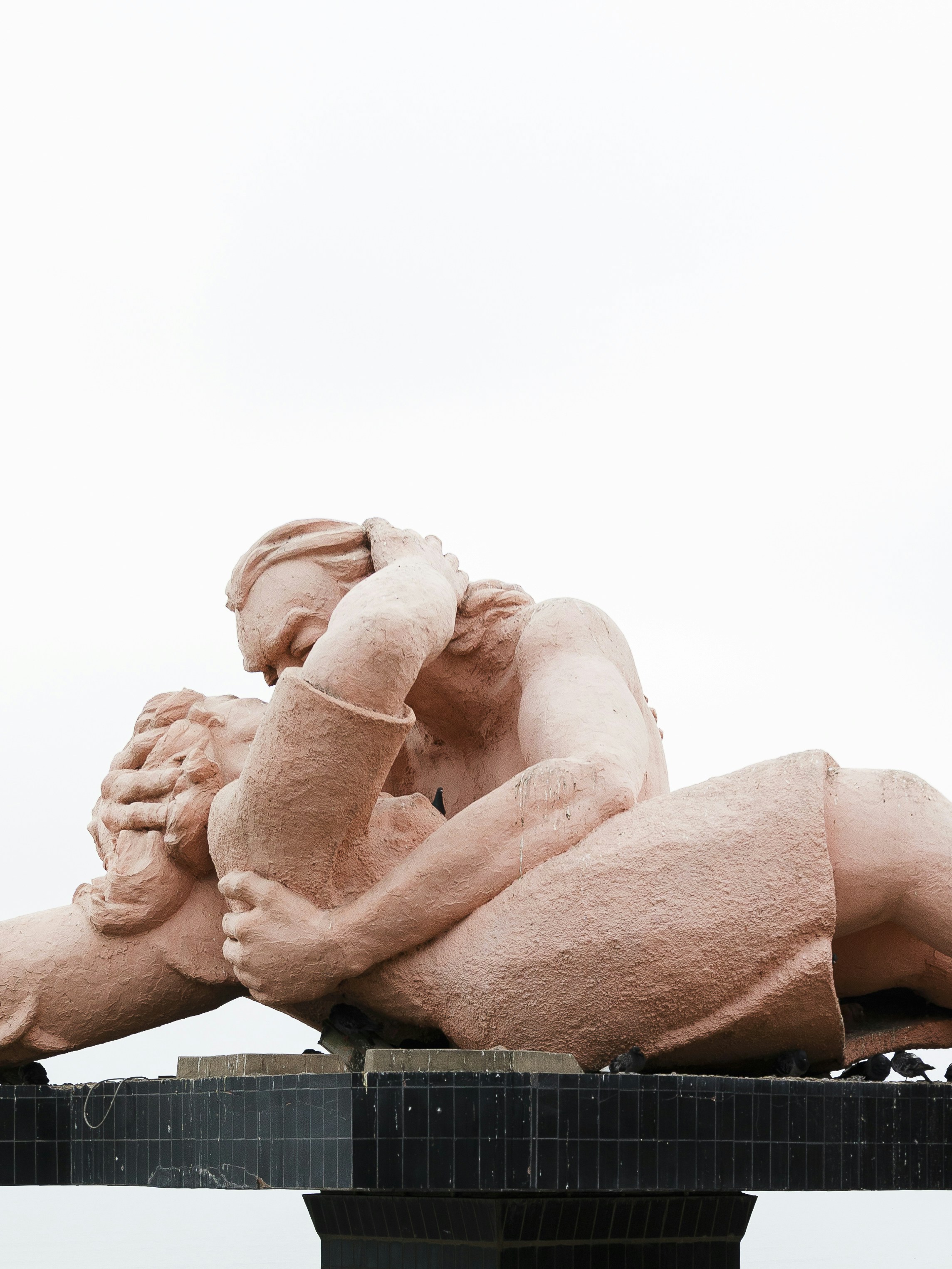 Sculpture of two people embracing and kissing