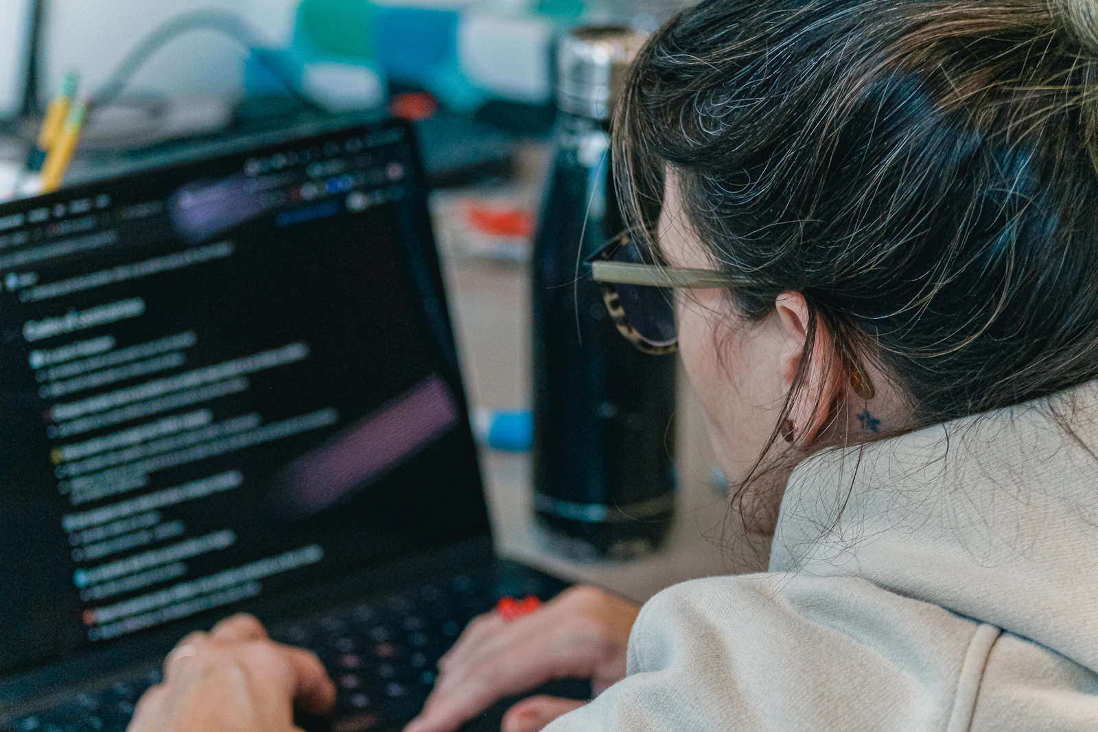 Programozó Python kódot elemez laptopon