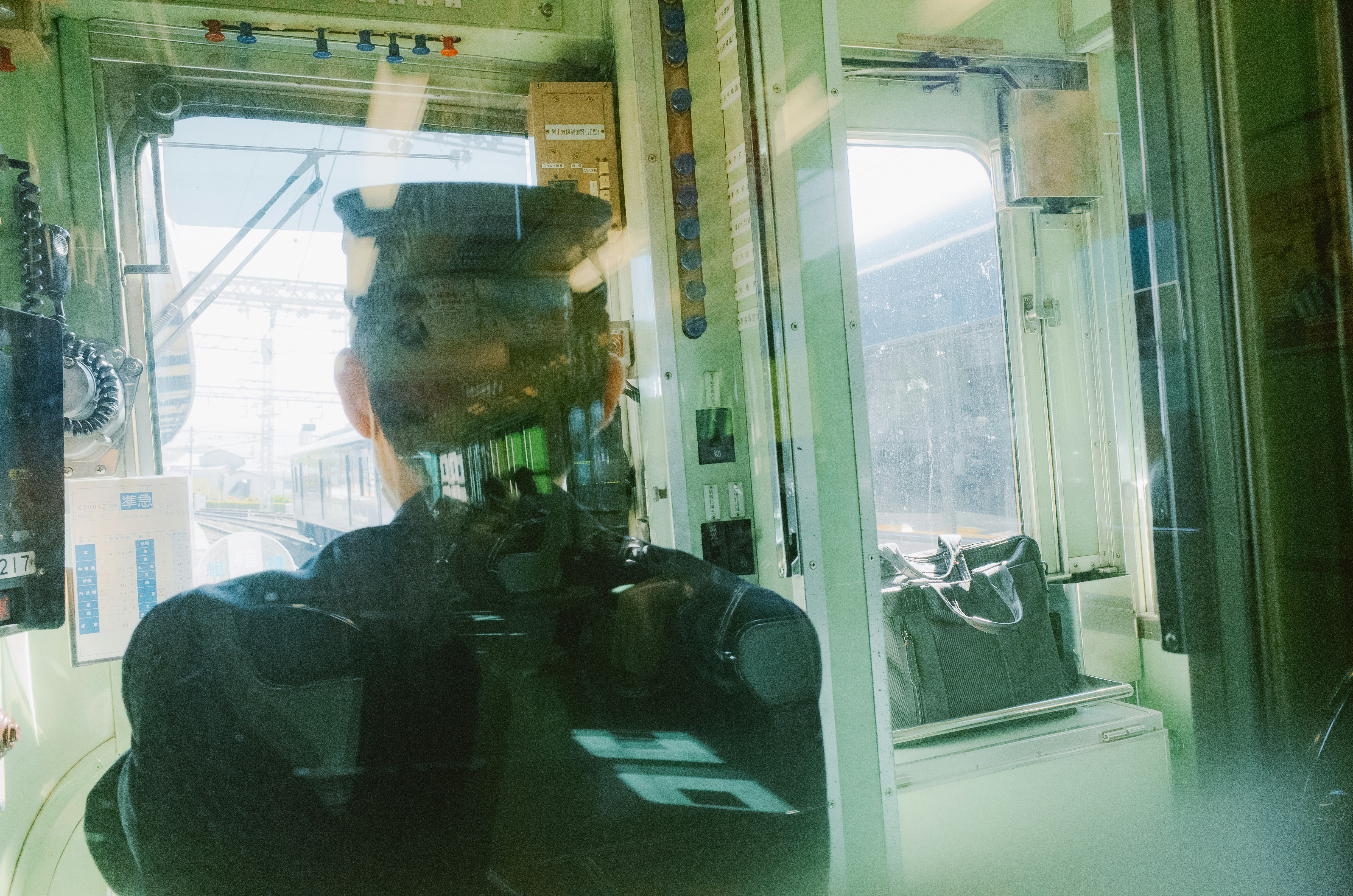 기내 기차 운전사 거울을 보고 있다