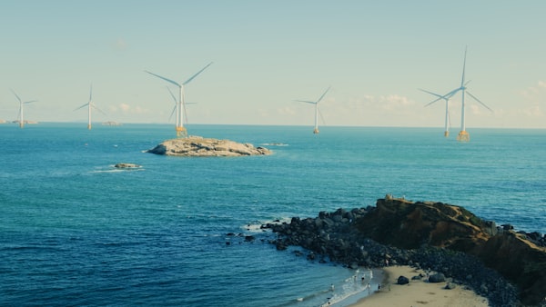 Morska farma wiatrowa na tle oceanu
