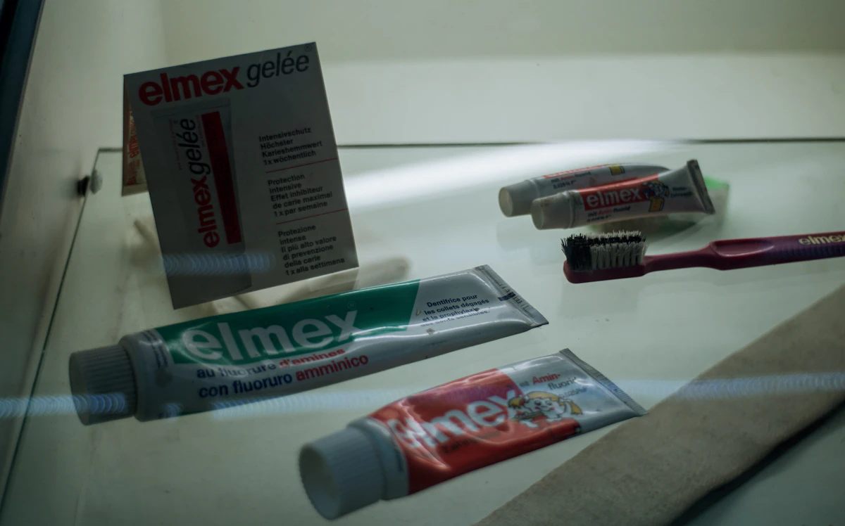 İllüstratif görsel: Elmex toothpaste tubes and toothbrushes displayed