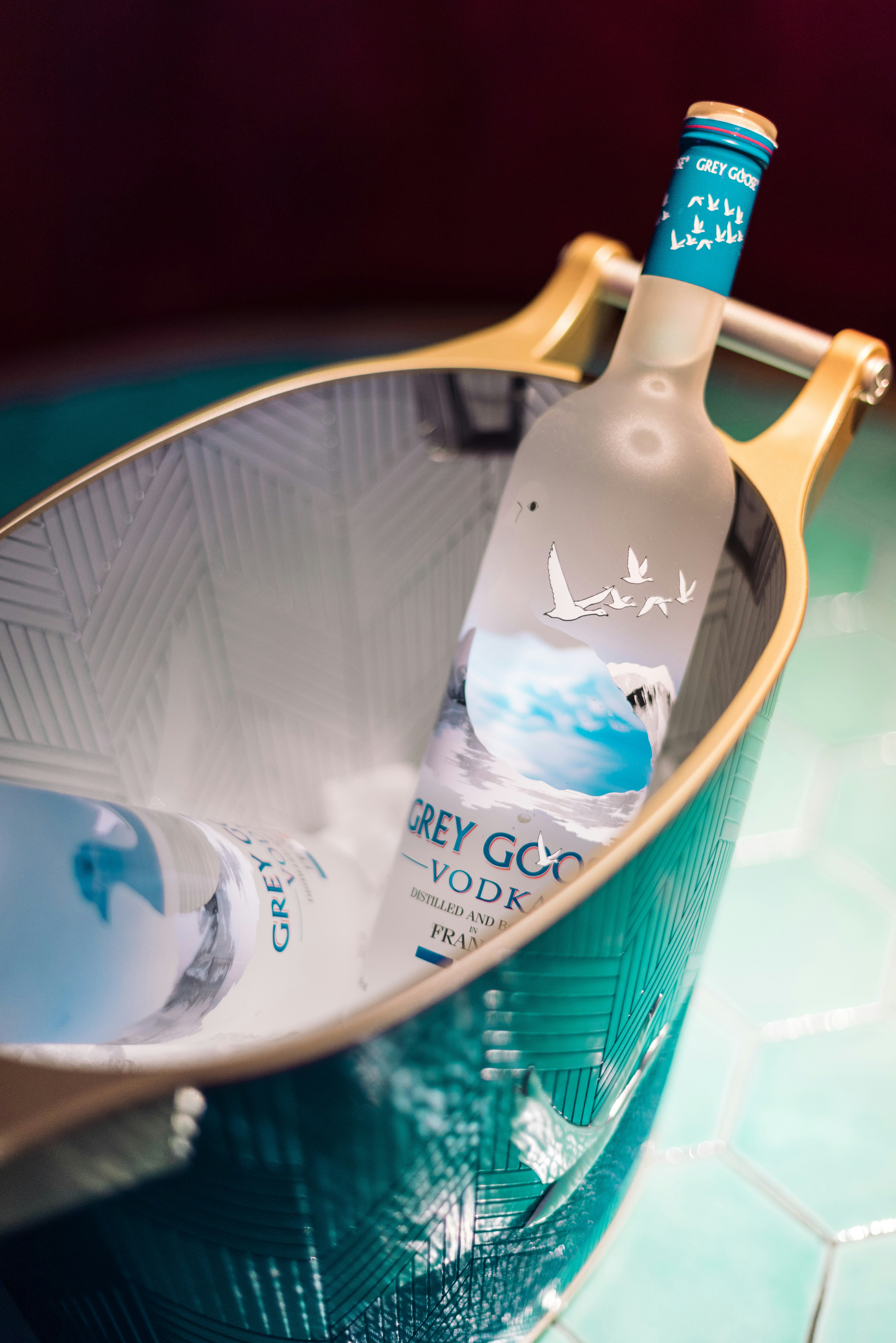 氷のバケツで冷やす灰色のガチョウのウォッカボトル。