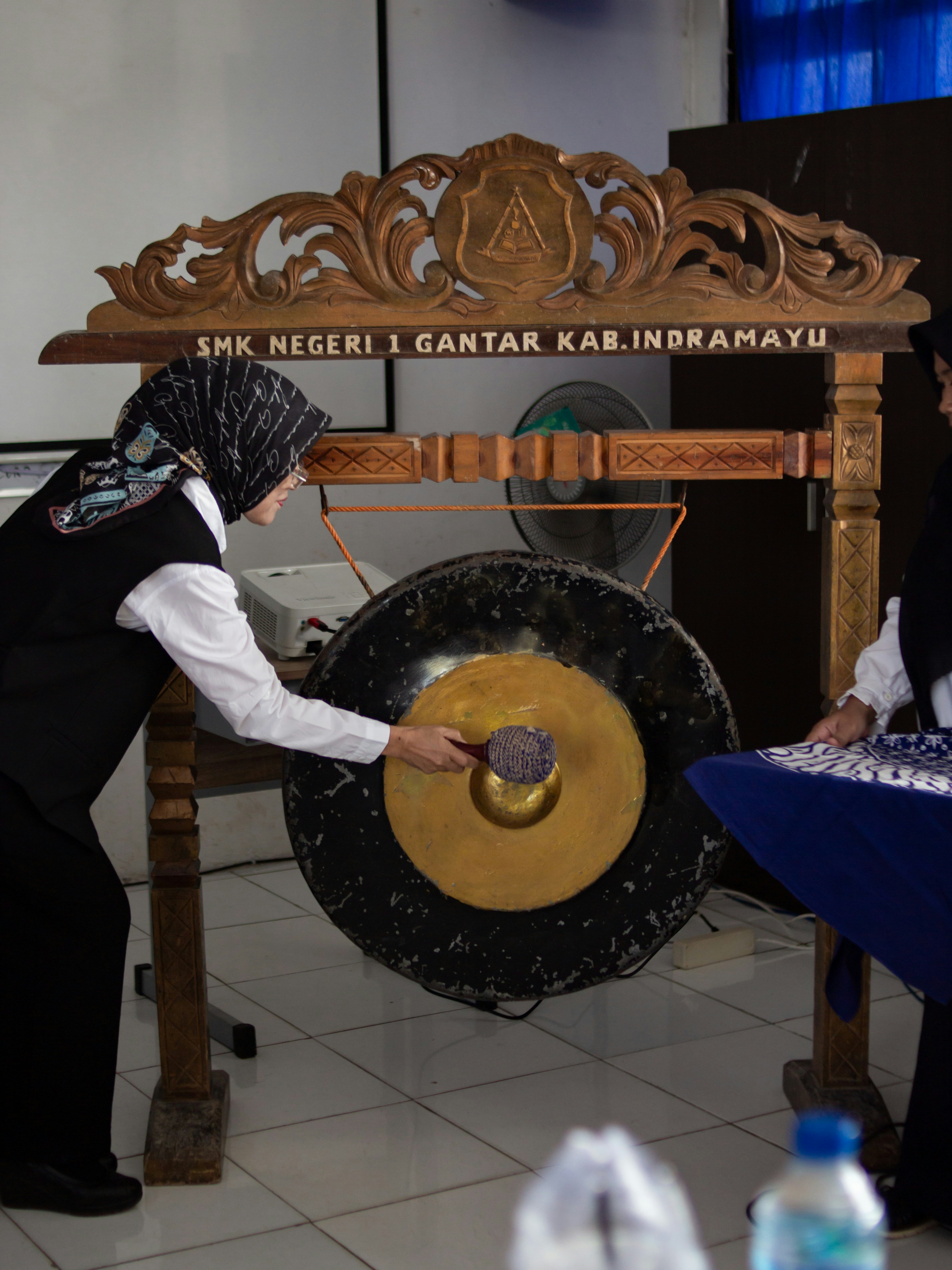 イベントで銅鑼を叩く女性