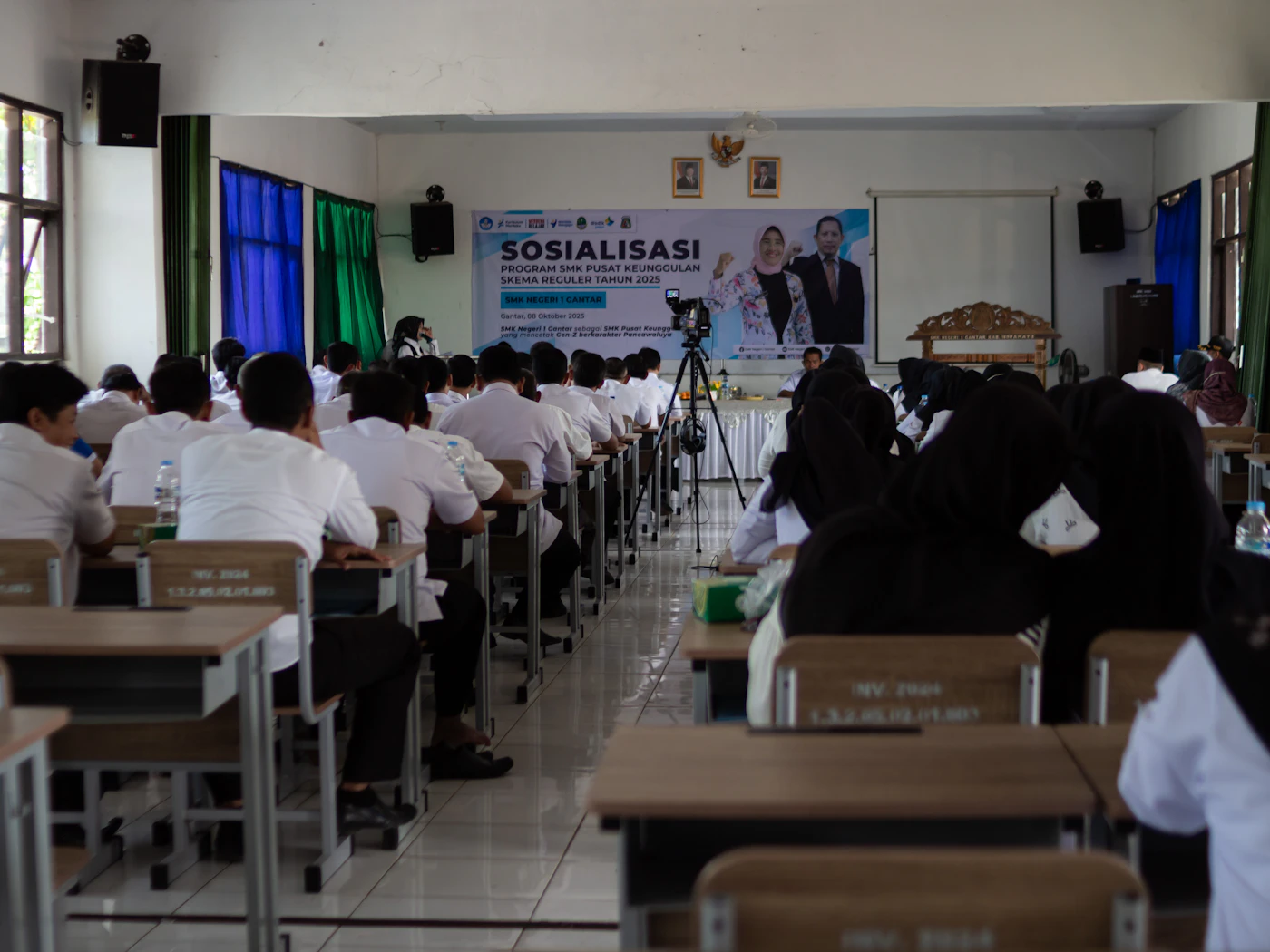 Apprenants assistant à une présentation en salle de classe