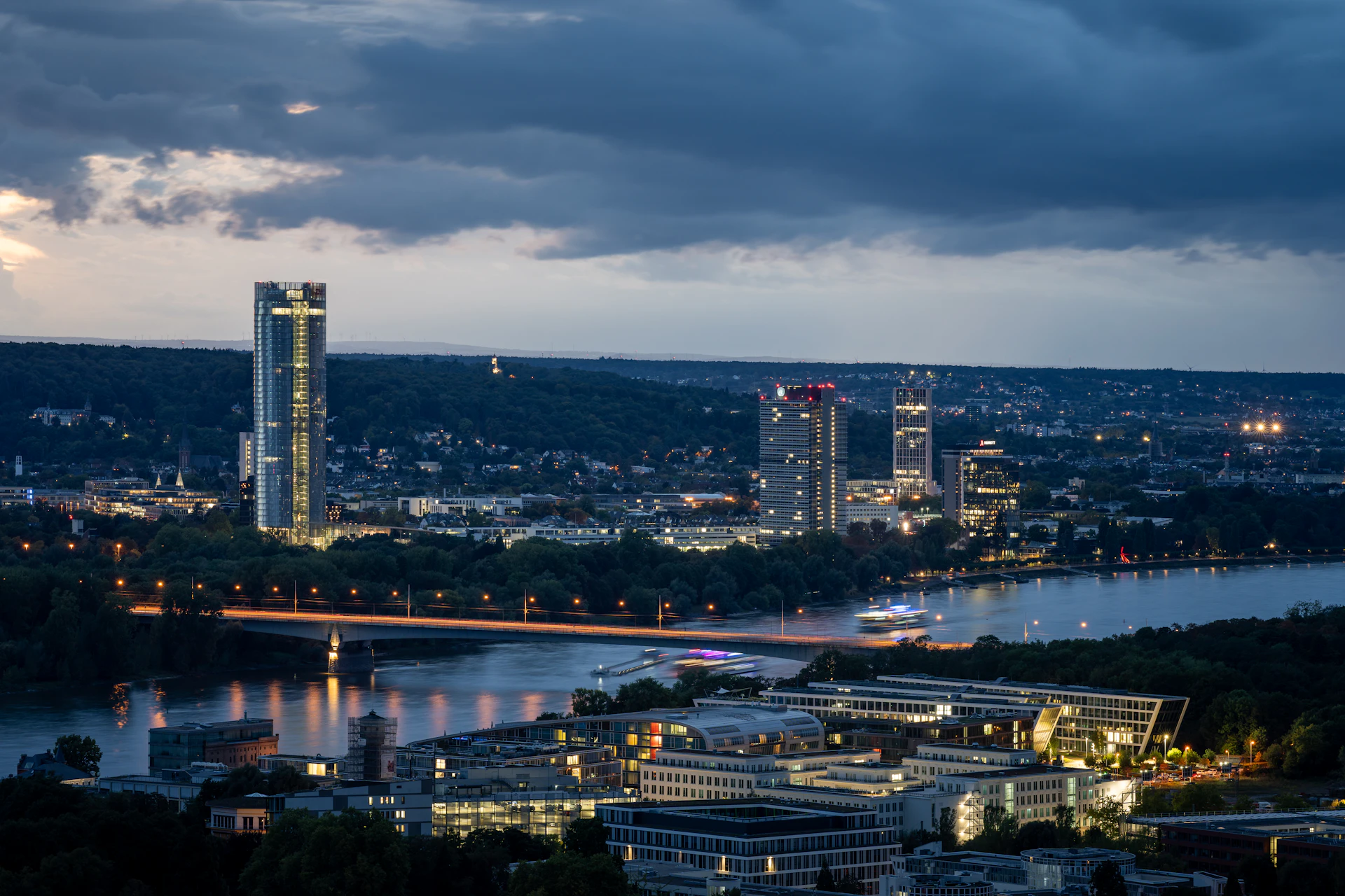 Bonn – Rheinufer mit Skyline in der Dämmerung