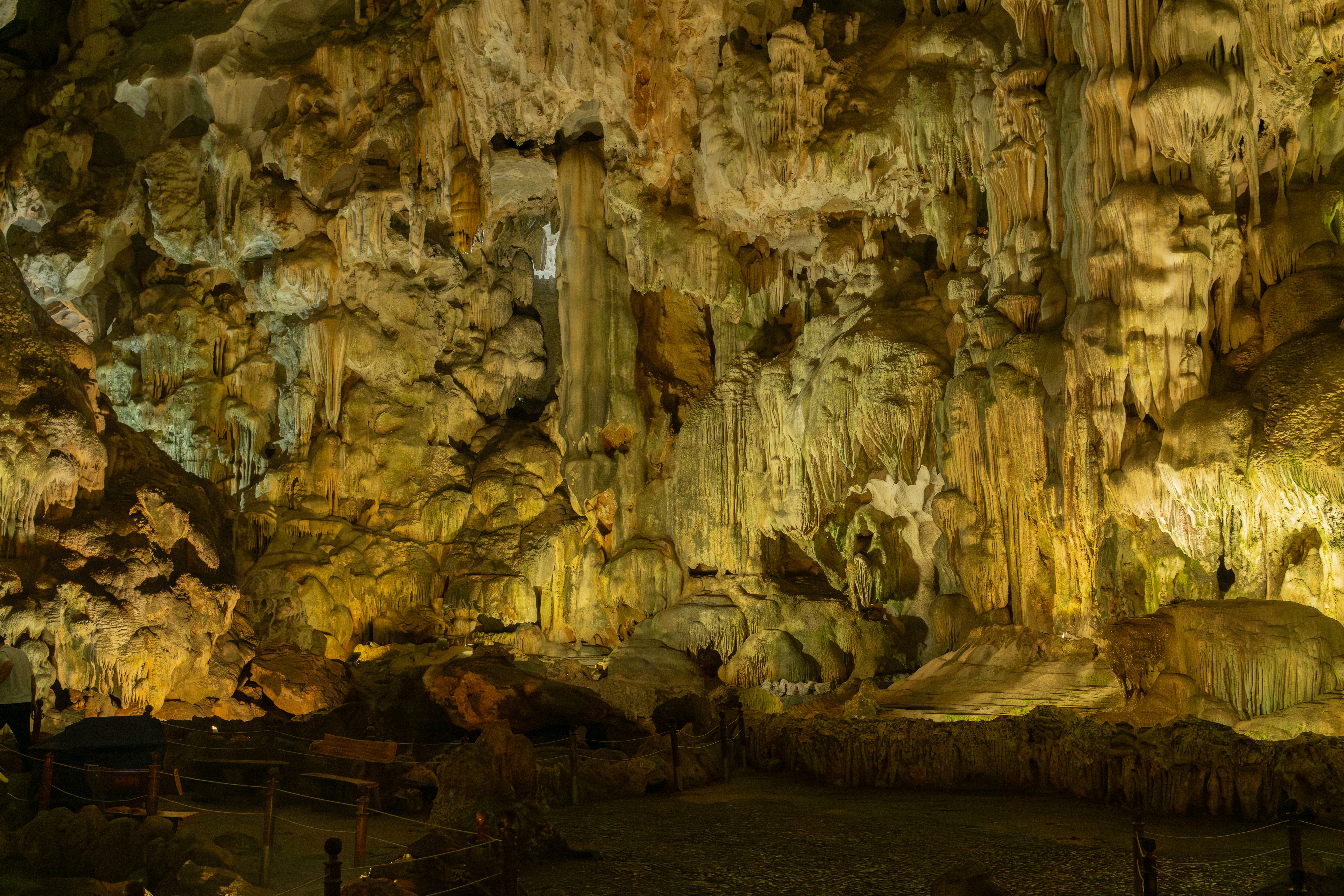 Formaciones de cuevas iluminadas con estalactitas y estalagmitas.