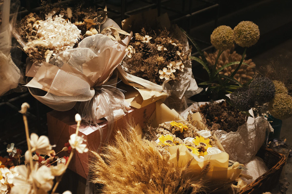 Des compositions de fleurs séchées avec rubans et paniers