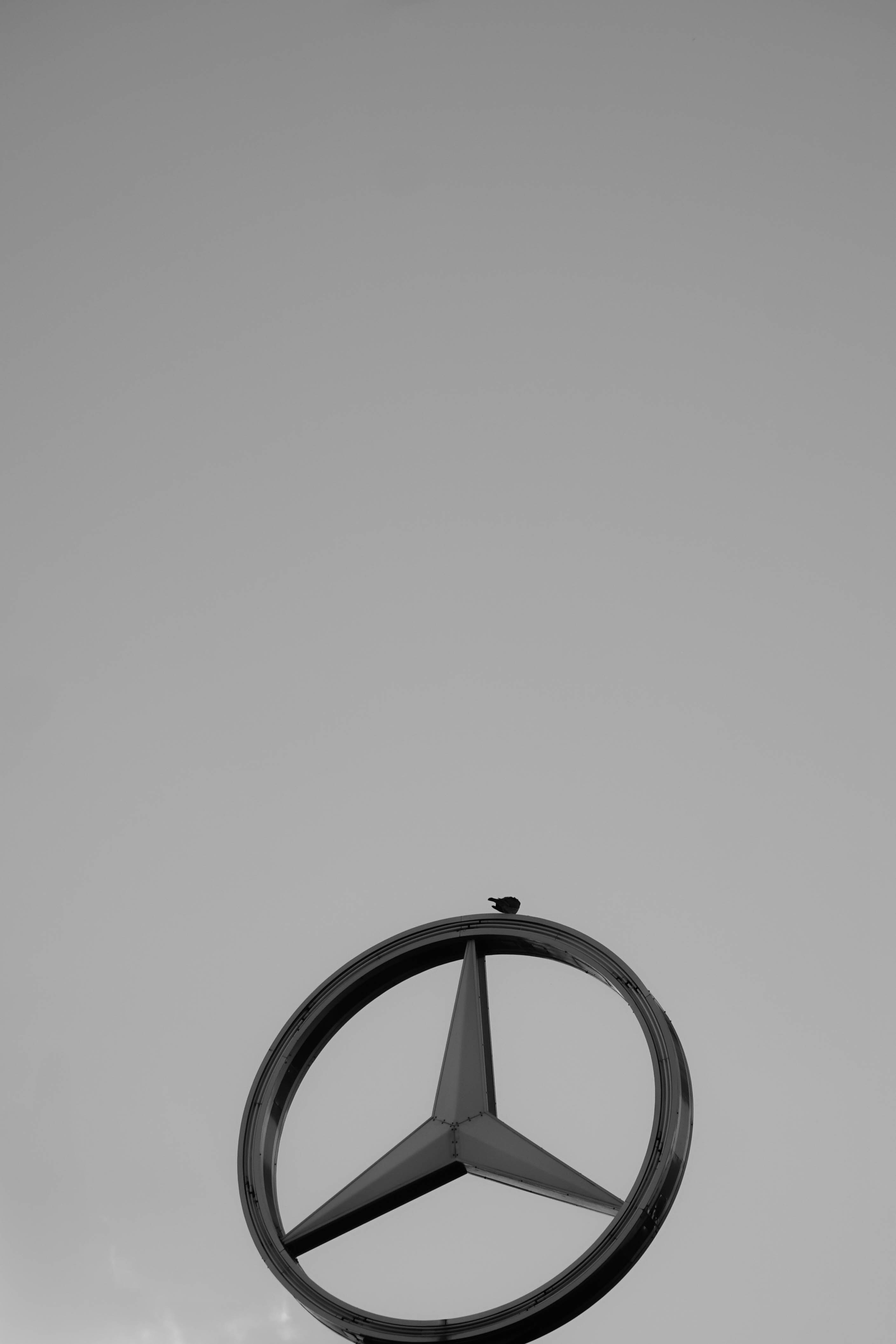 Logotipo de Mercedes-benz contra un cielo despejado