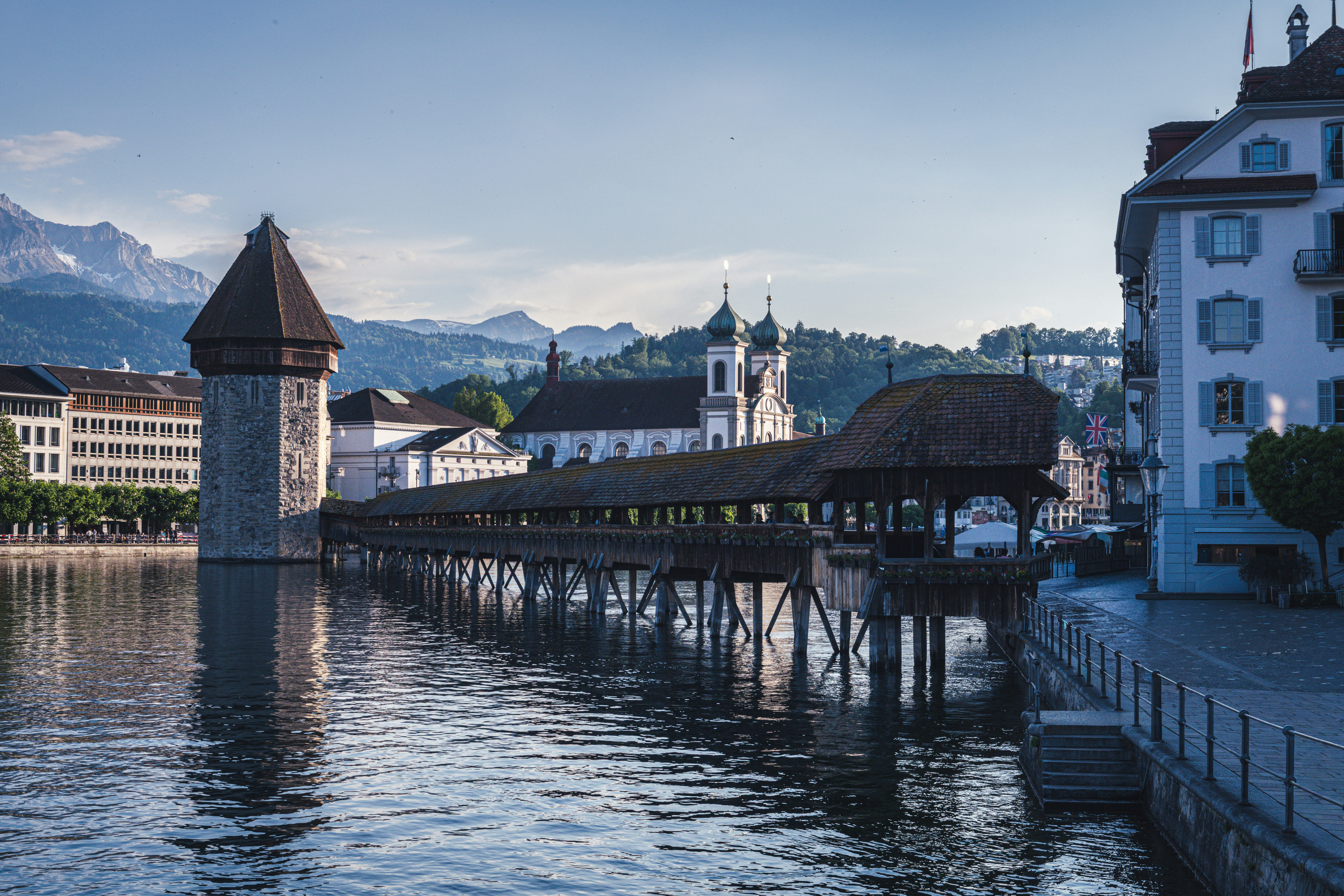 Chapel Bridge: Jantung Romantis Lucerne dan Tips Menjelajah dengan Koneksi Internet