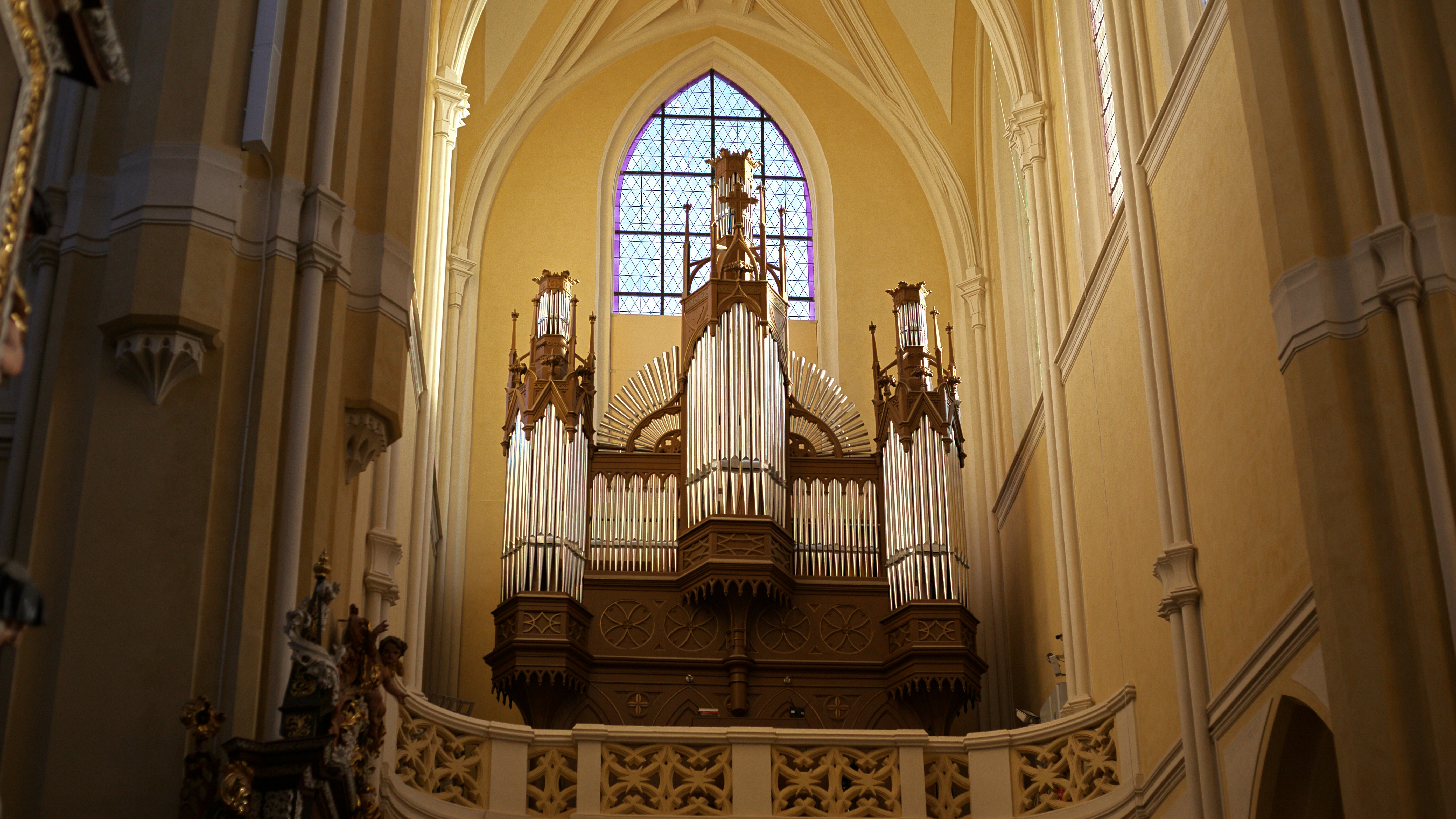 Innenraum der evangelischen Friedenskirche Hamborn