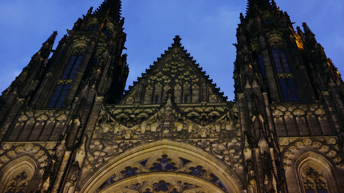 Gotische gevel van de Sint-Vituskathedraal in de Praagse Burcht bij schemering