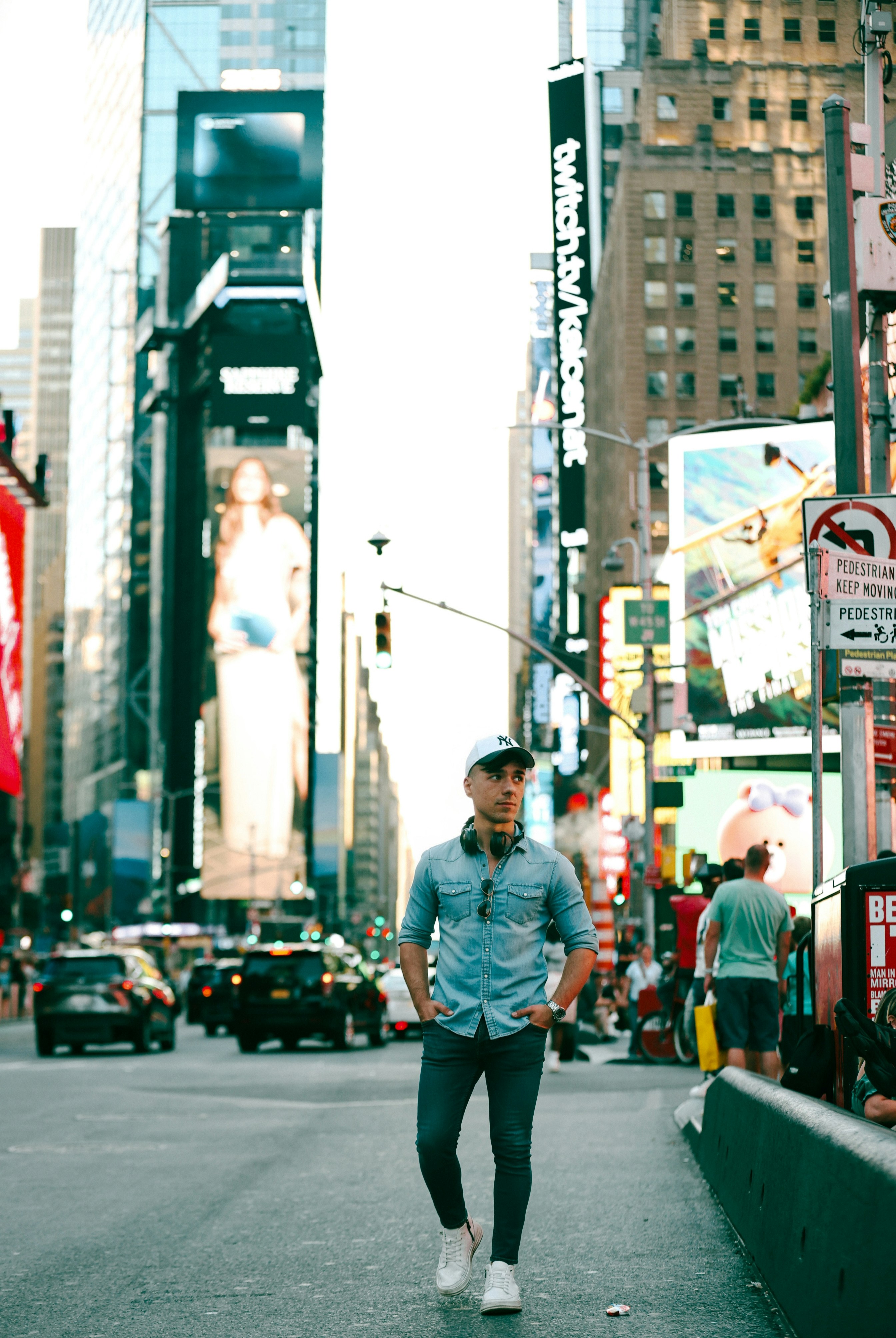 New York has this strange power — you walk down the street and suddenly it feels like you’re starring in a movie about your own life. Chaos, lights, horns all around — but inside, it’s quiet. Just you, and that feeling that you’re exactly where you’re meant to be.