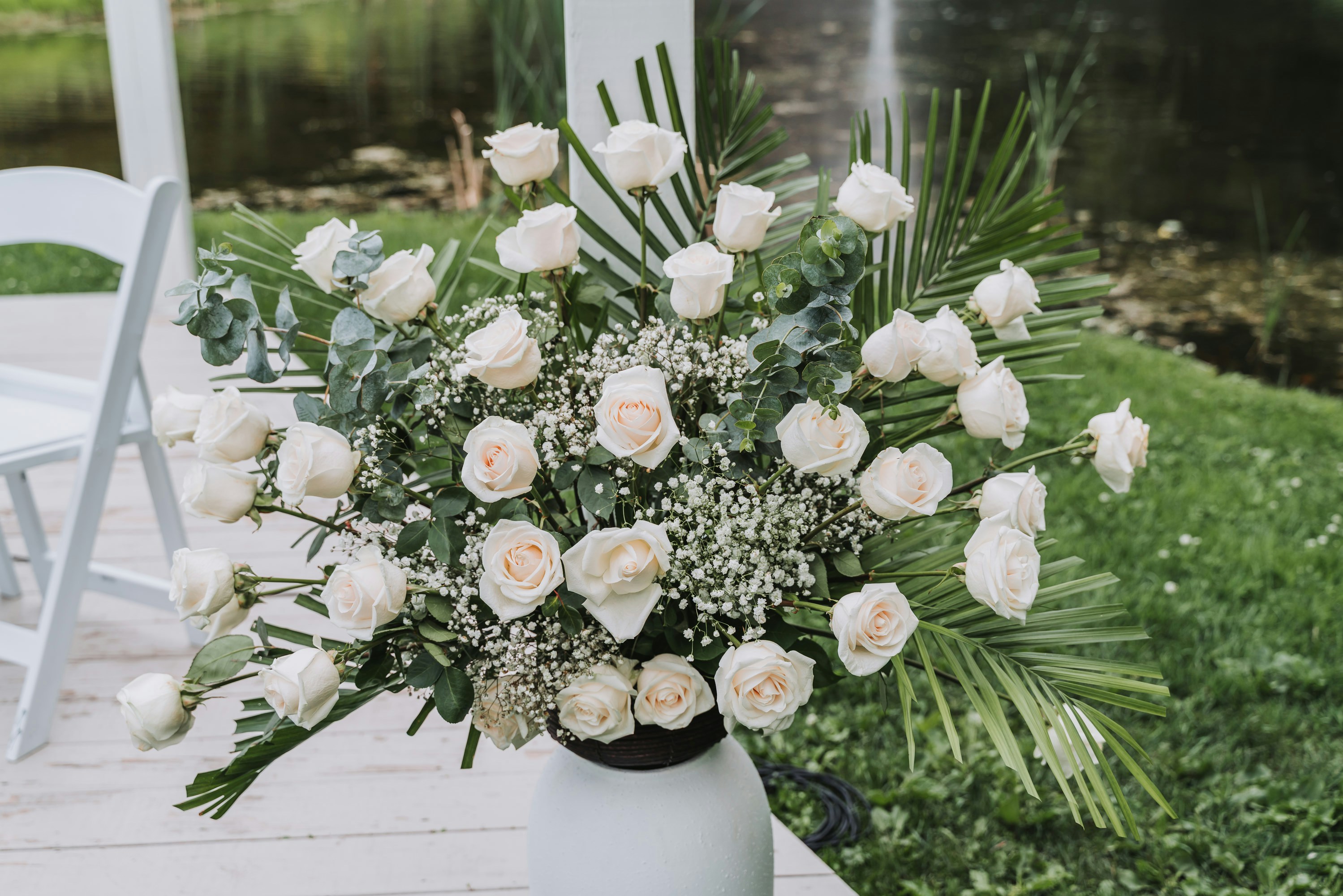 Großes Arrangement aus weißen Rosen und Grün