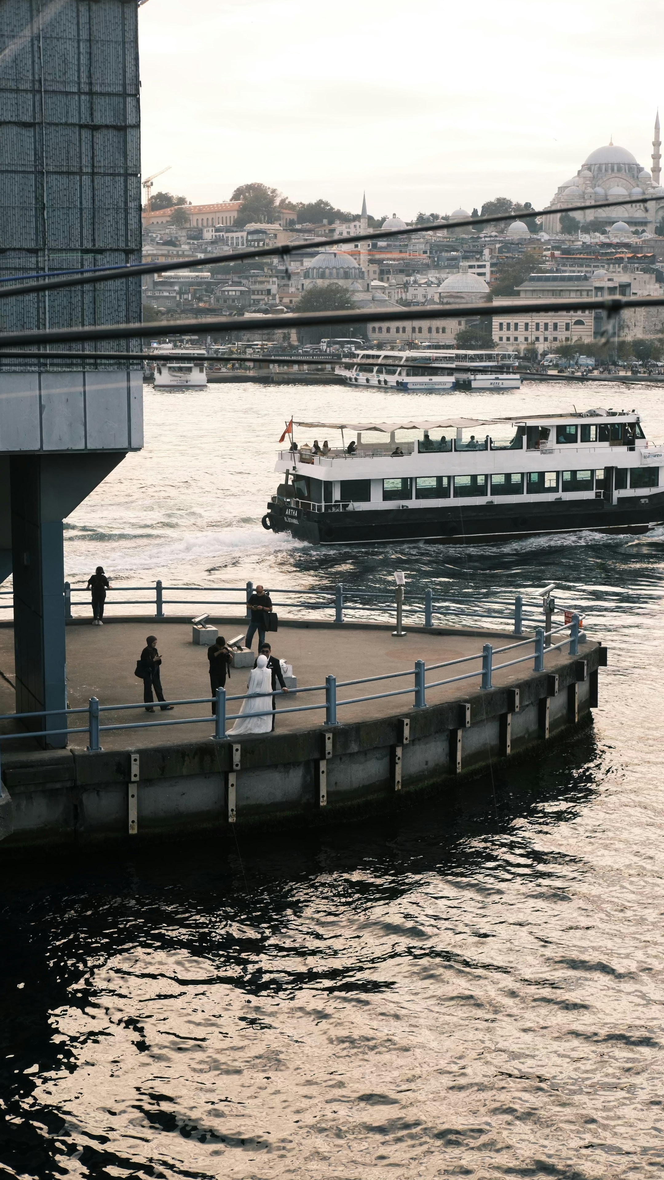Mariée en robe blanche sur le pont d'un bateau à Paris, décoration guirlandes lumineuses
