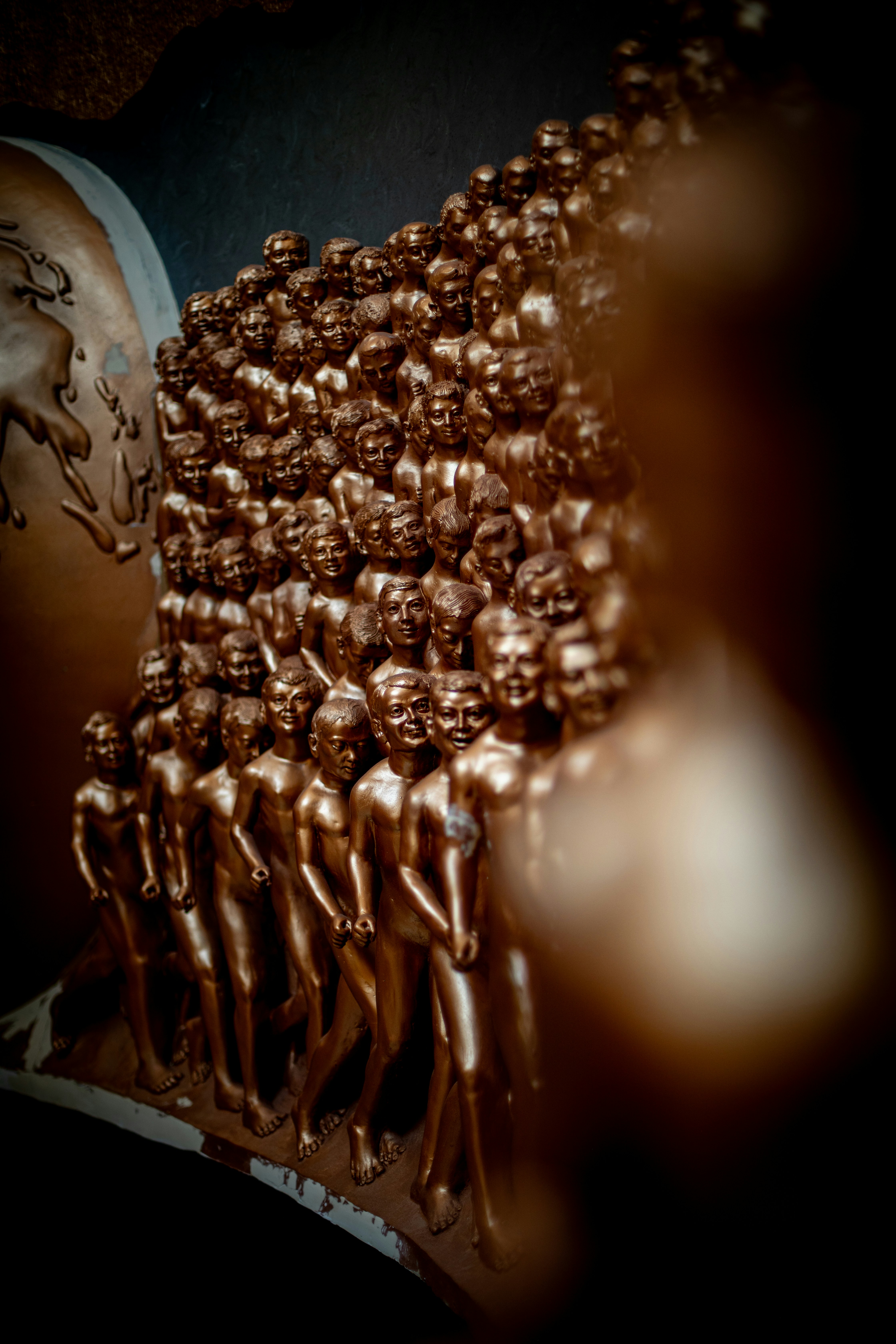 Personnages de bronze marchant à l’unisson