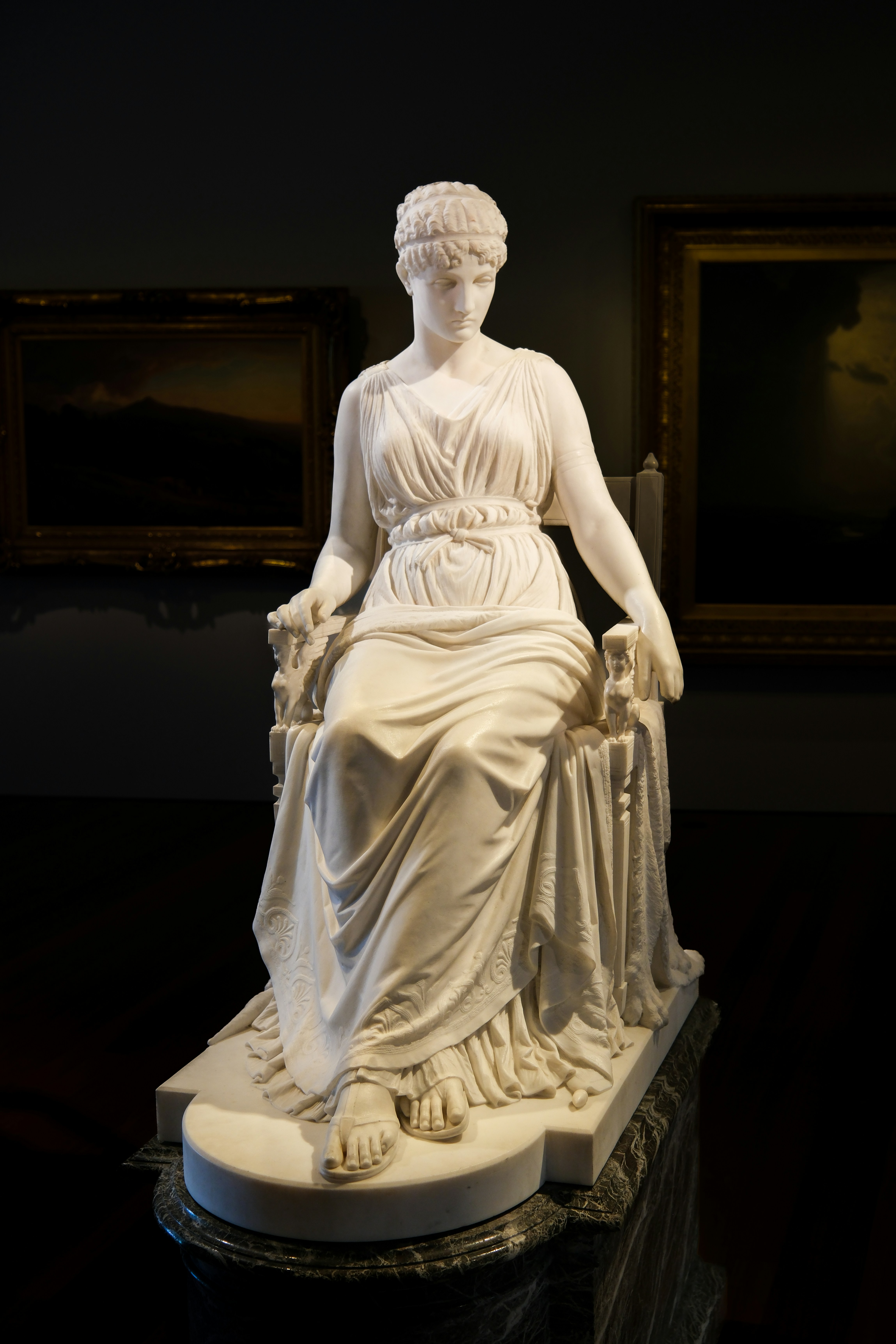 美術館に座っている女性の大理石の彫刻。の写真 – Unsplashの