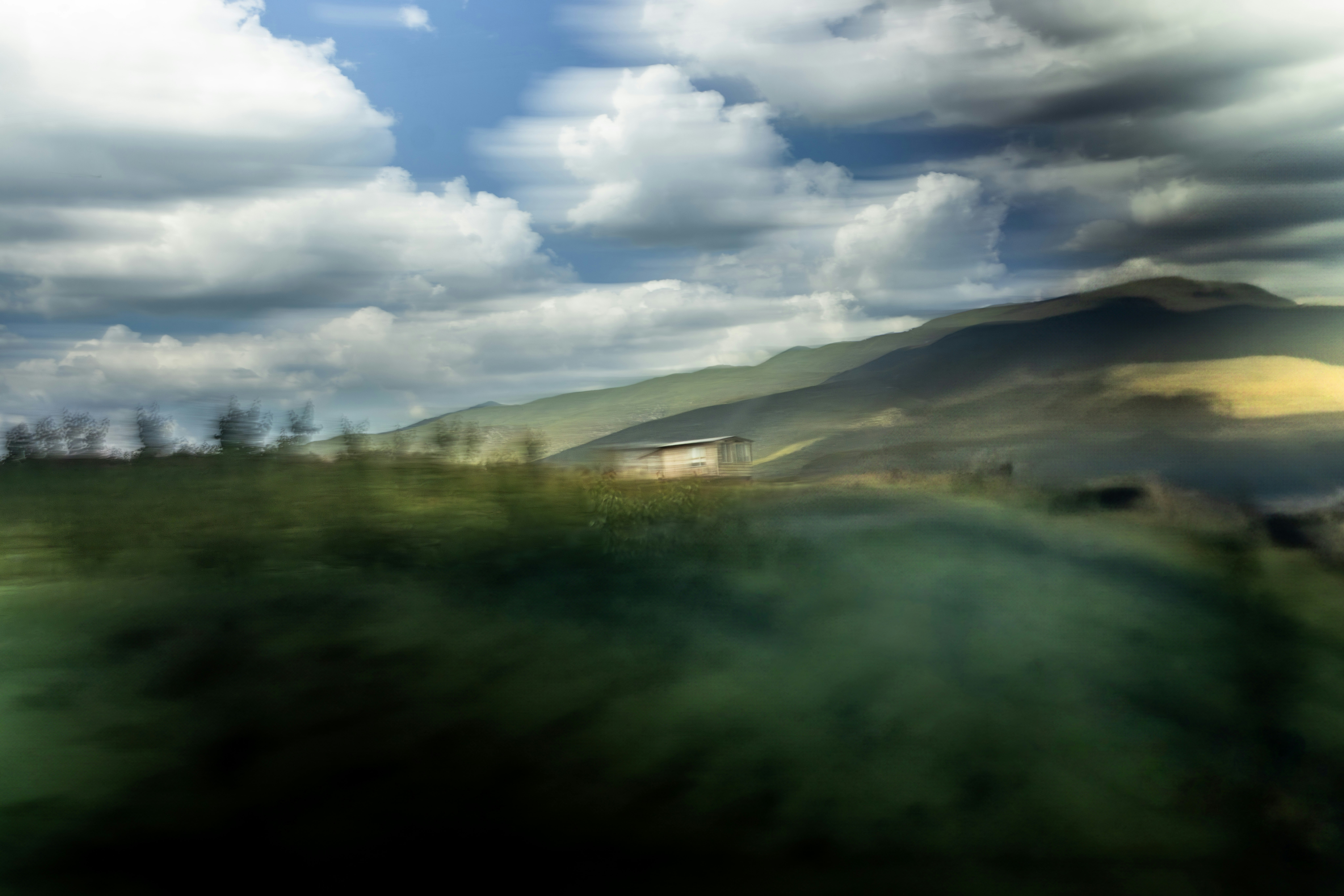 Sanfte grüne Hügel unter einem bewölkten Himmel