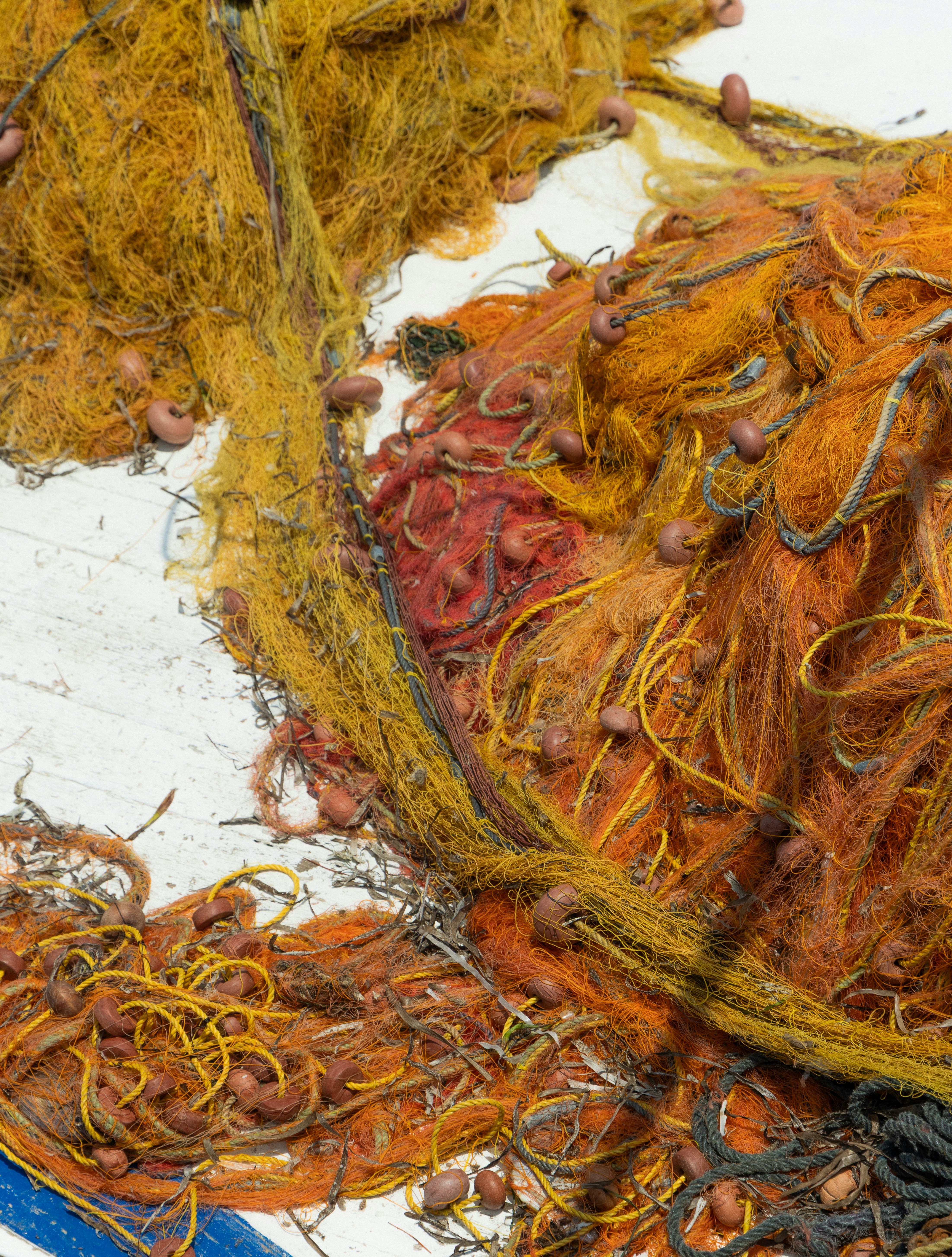 Mucchio di reti da pesca aggrovigliate con galleggianti