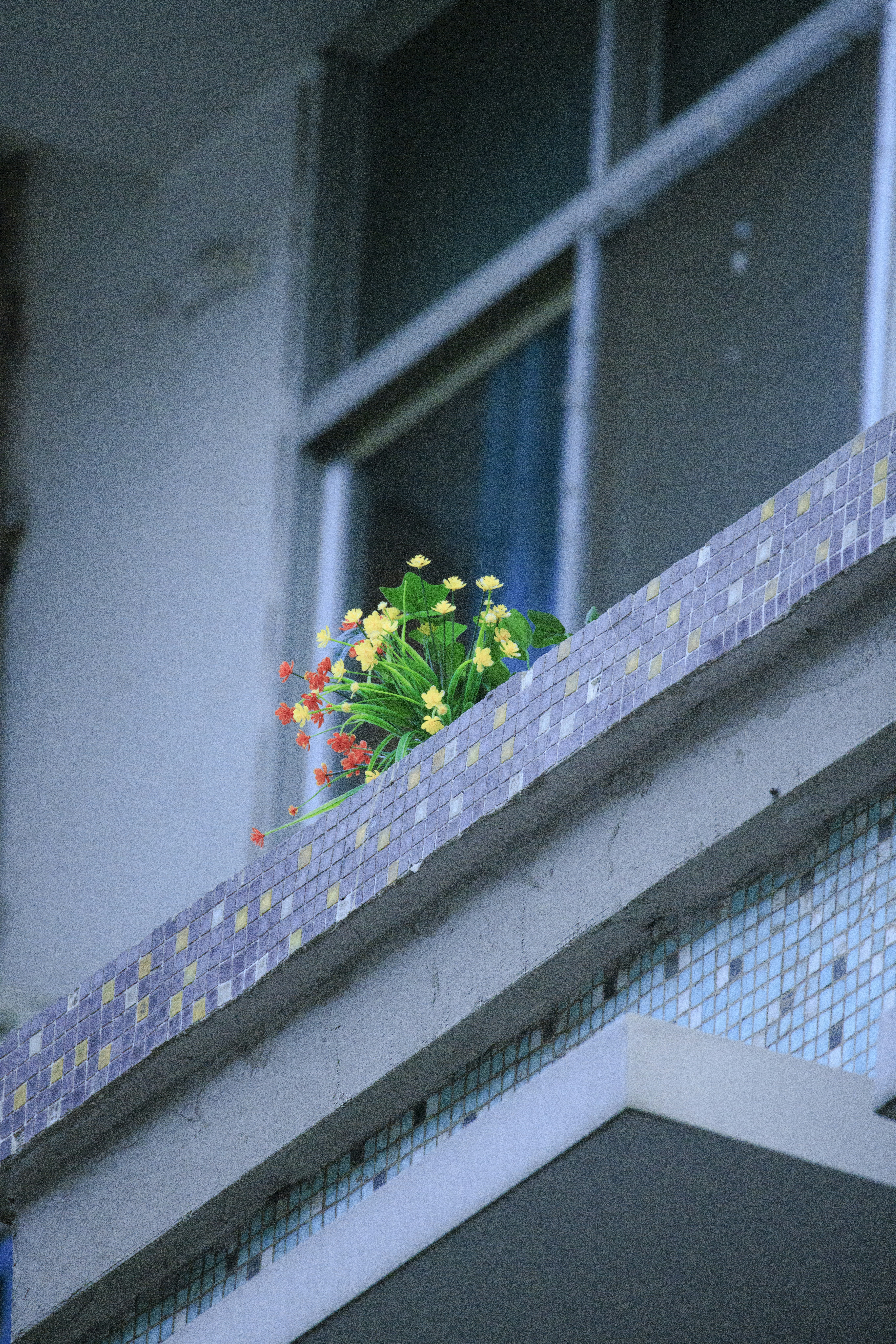Flores artificiales en la barandilla de un balcón